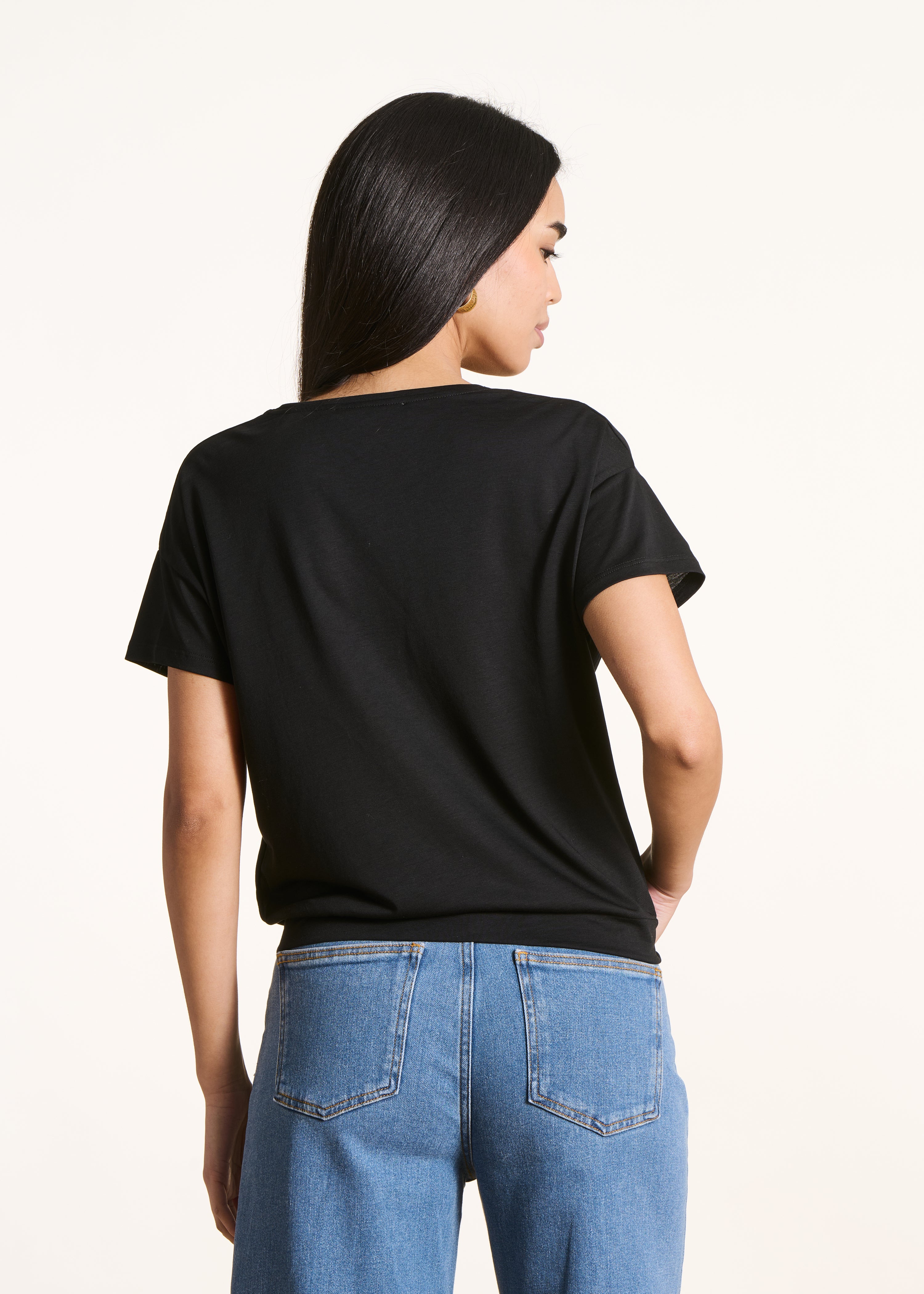 T-shirt preto em lyocell de mangas curtas