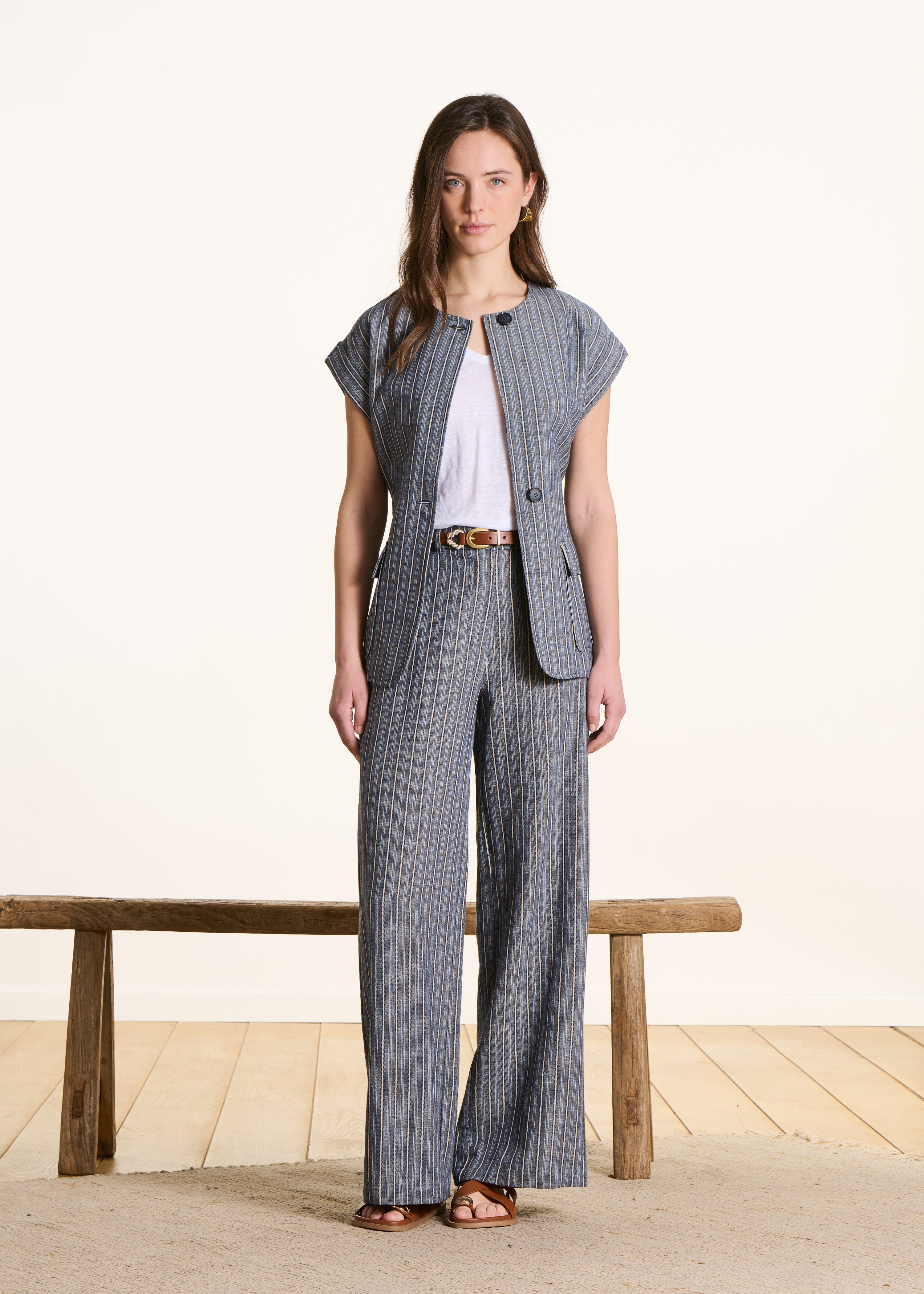 Vestito senza maniche blu scuro con cintura a righe