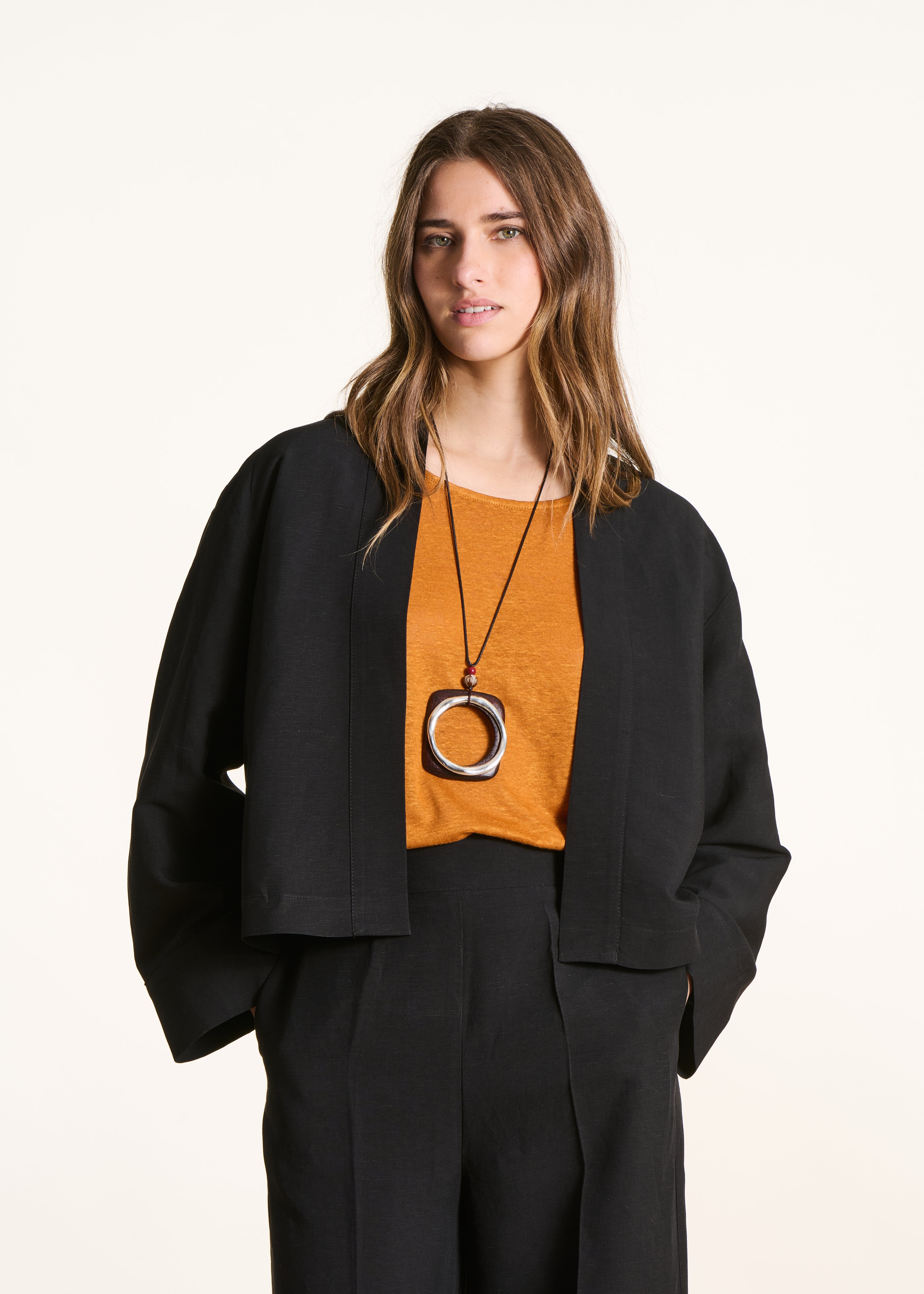 Kurze offene schwarze Jacke