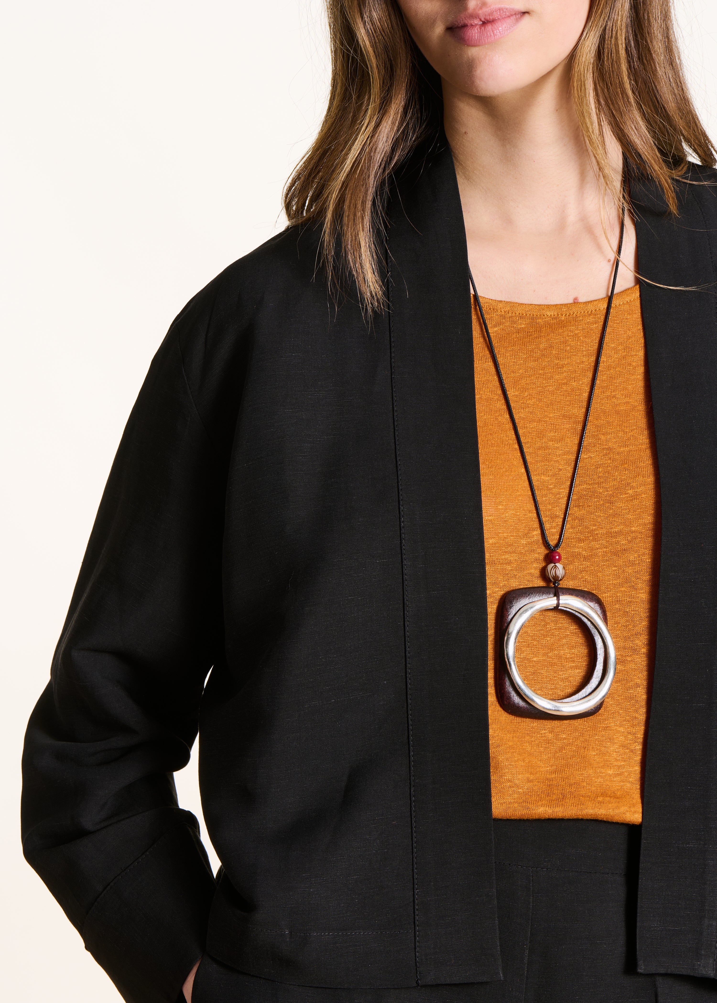Kurze offene schwarze Jacke