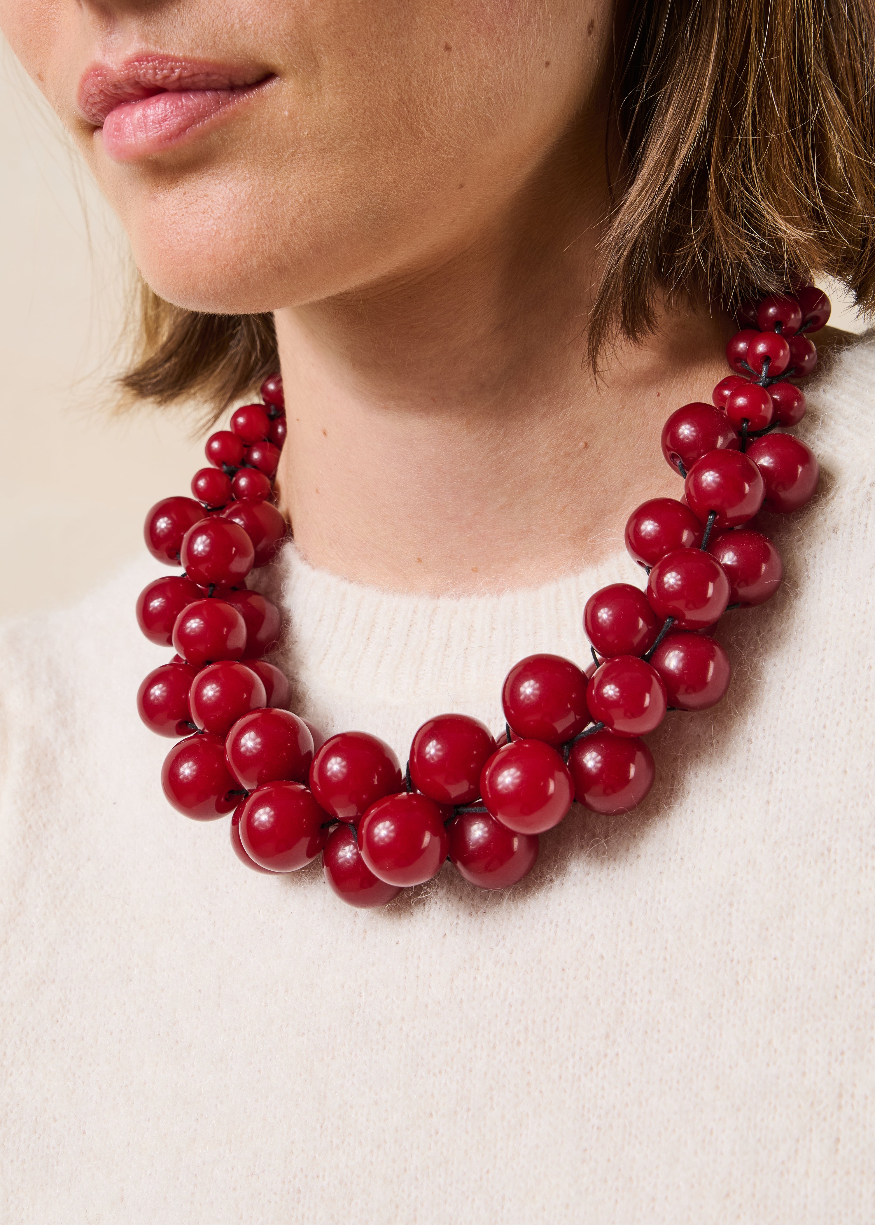 Collar ancho de perlas burdeos