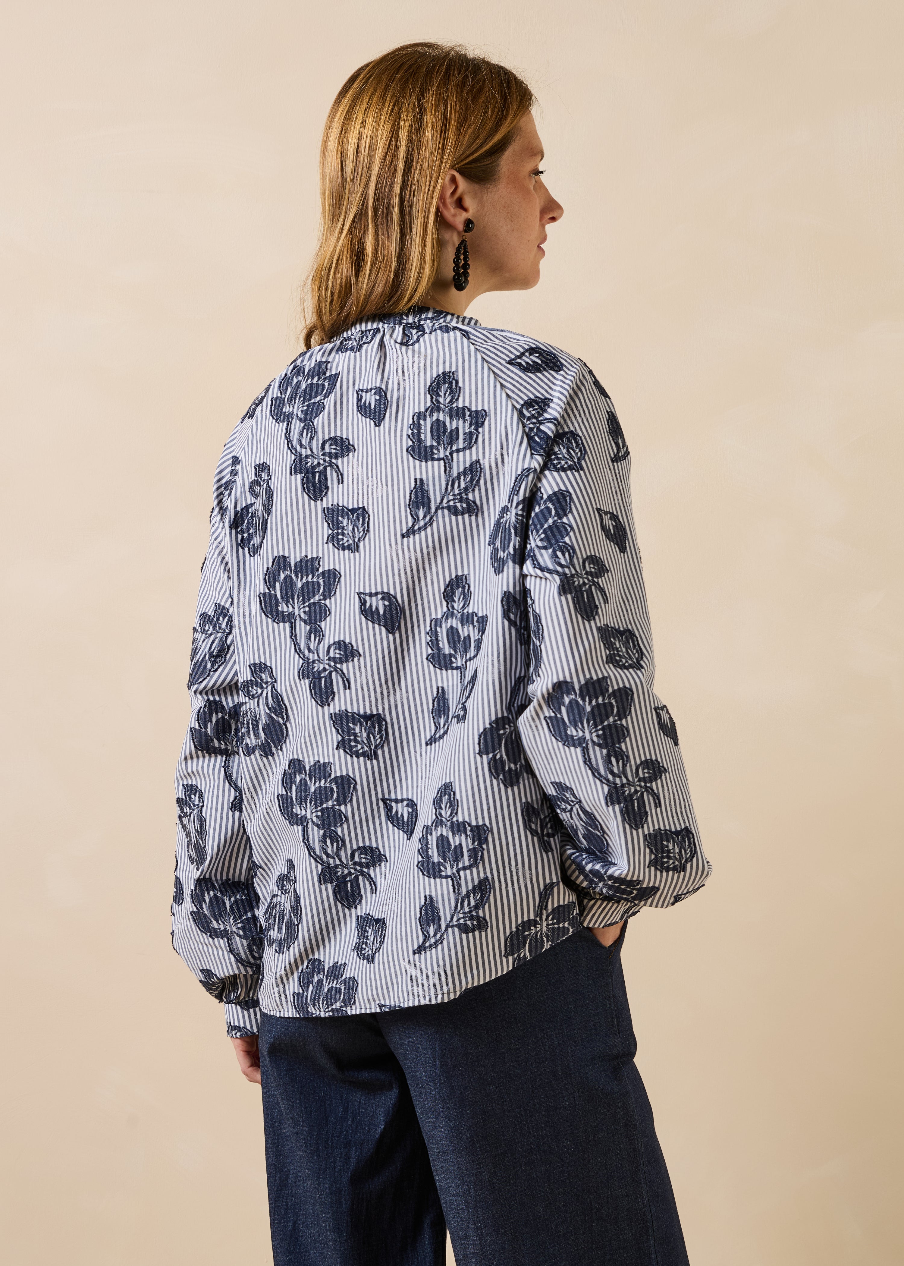 Chemise bleu denim en jacquard manches longues encolure ronde