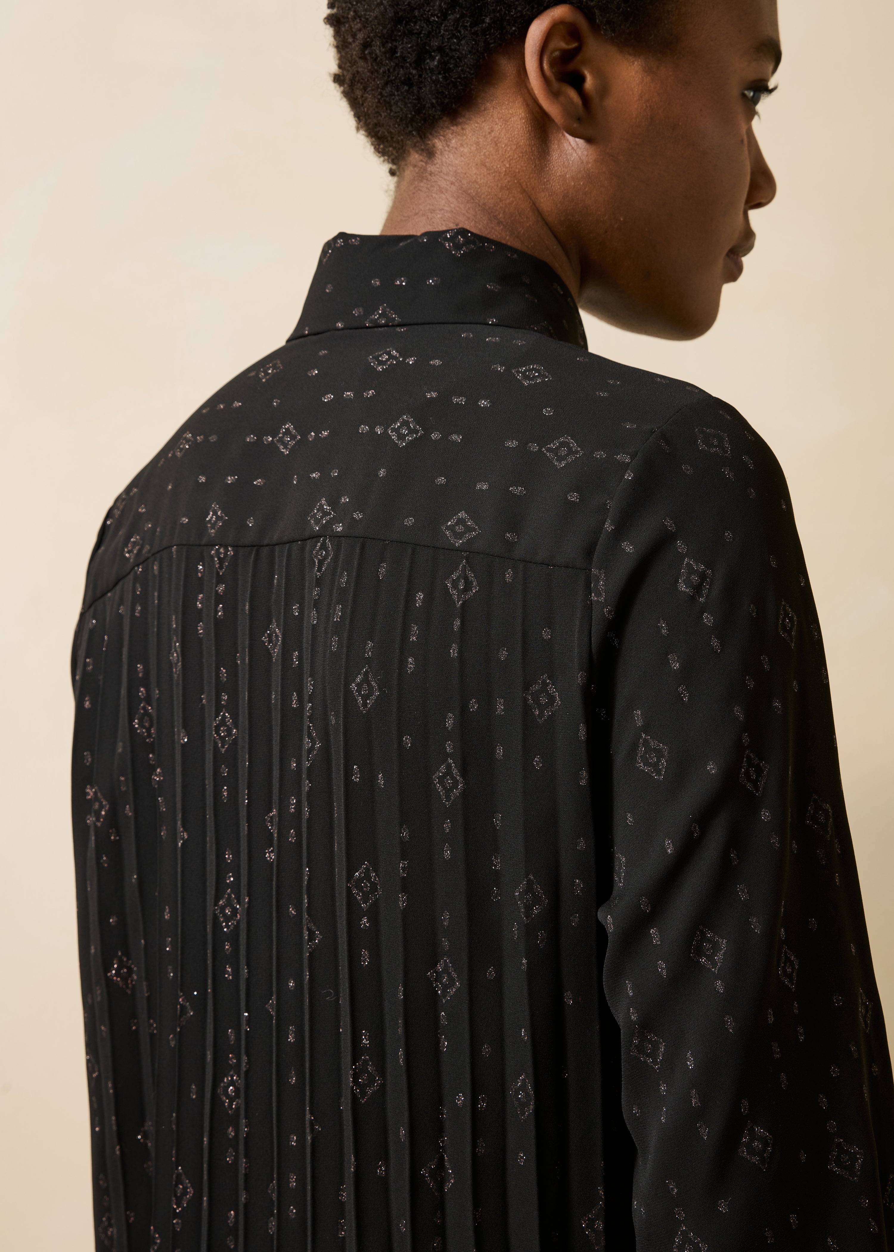 Camicia nera a maniche lunghe con stampa