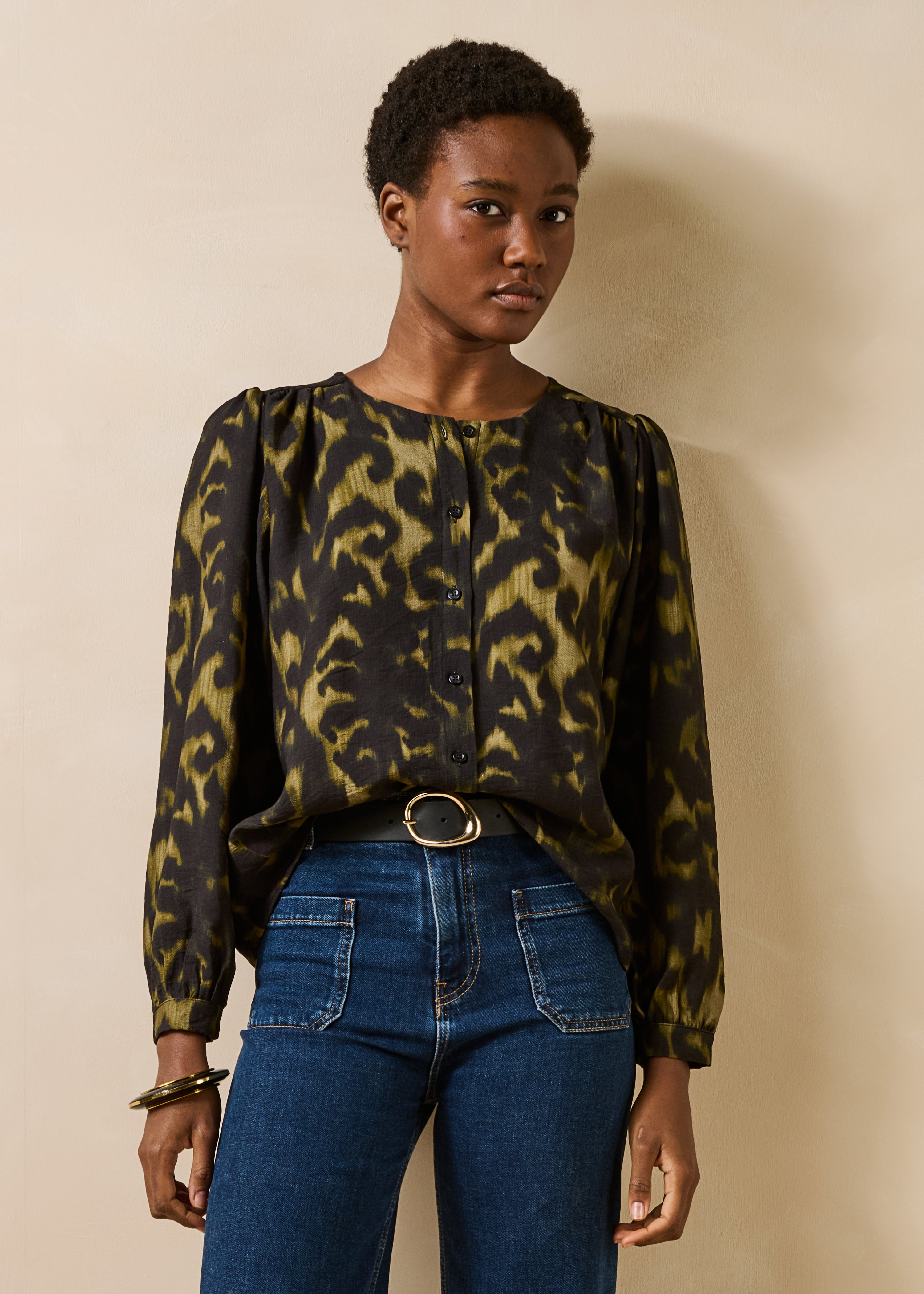 Camicia kaki a maniche lunghe con stampa e collo tondo