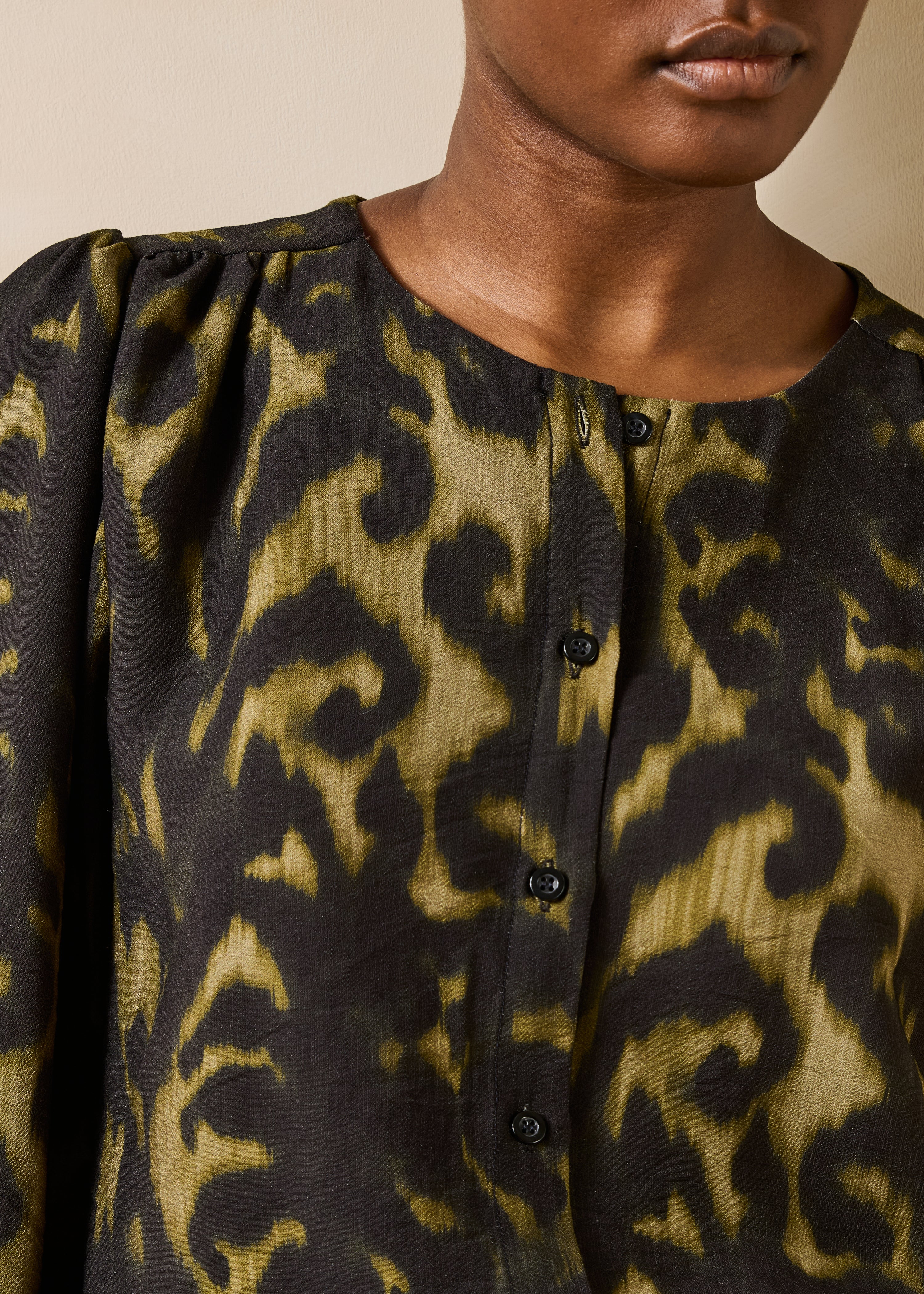 Camicia kaki a maniche lunghe con stampa e collo tondo