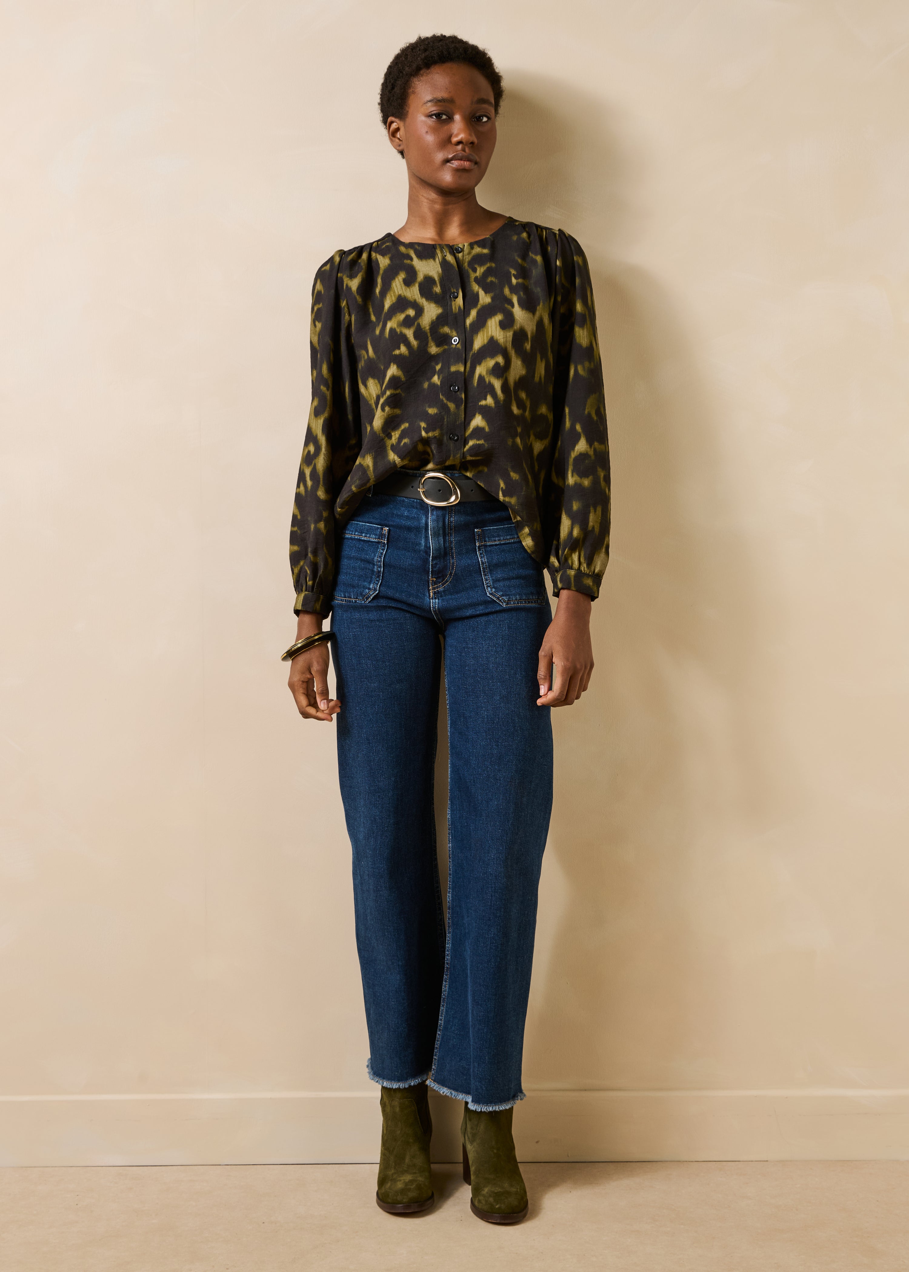 Camicia kaki a maniche lunghe con stampa e collo tondo