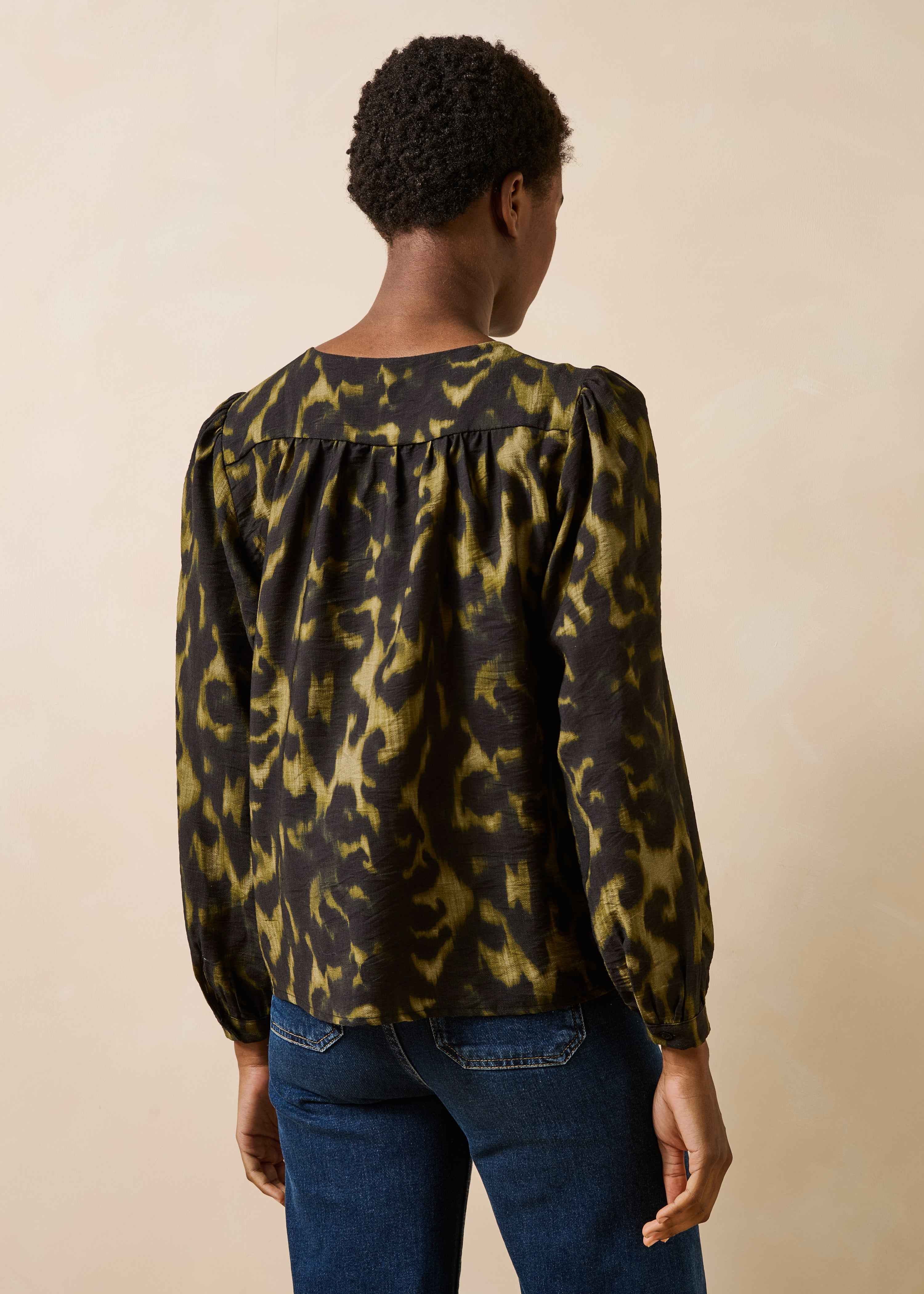 Camicia kaki a maniche lunghe con stampa e collo tondo