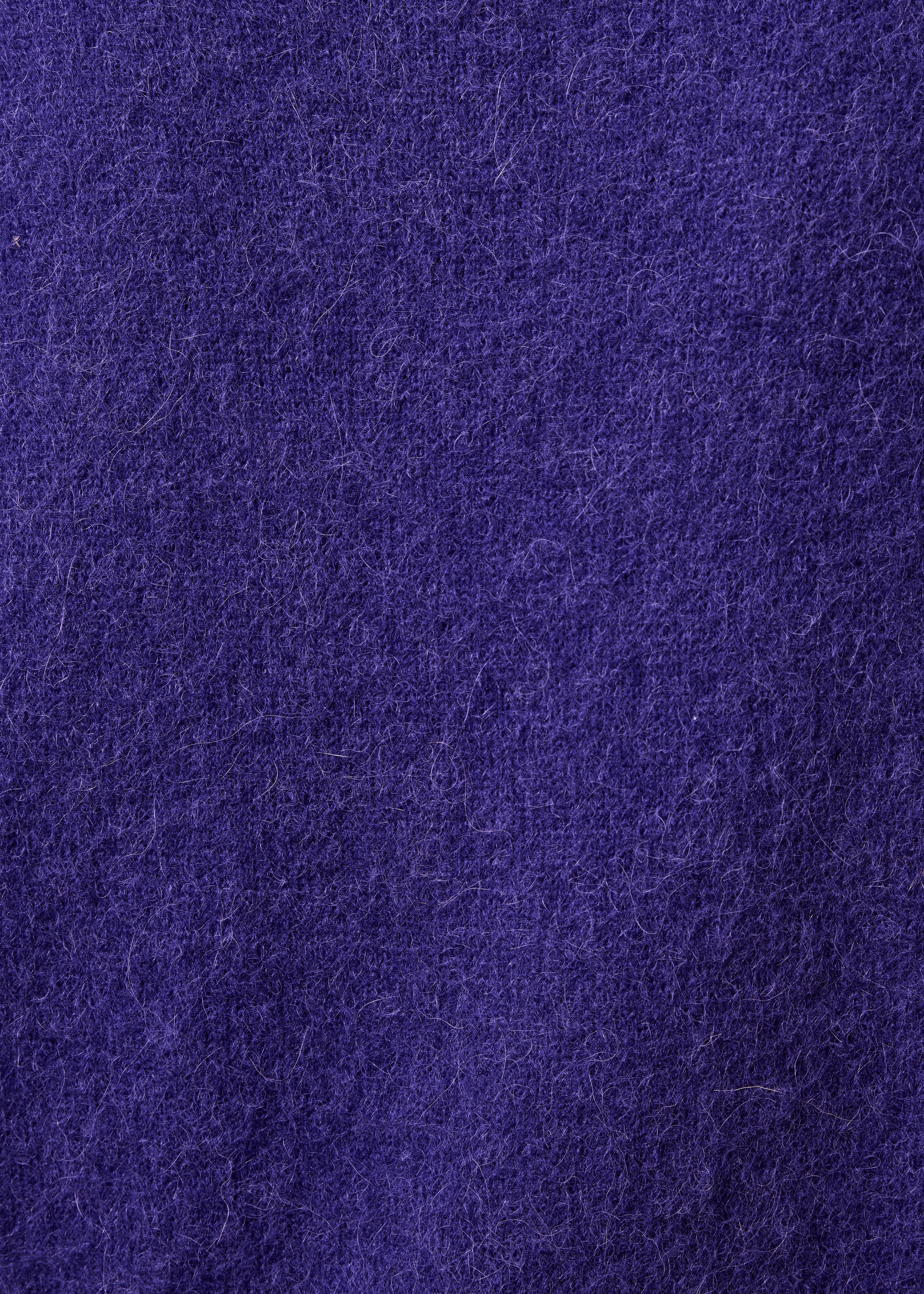 Chaleco corto violeta de alpaca con cuello en V