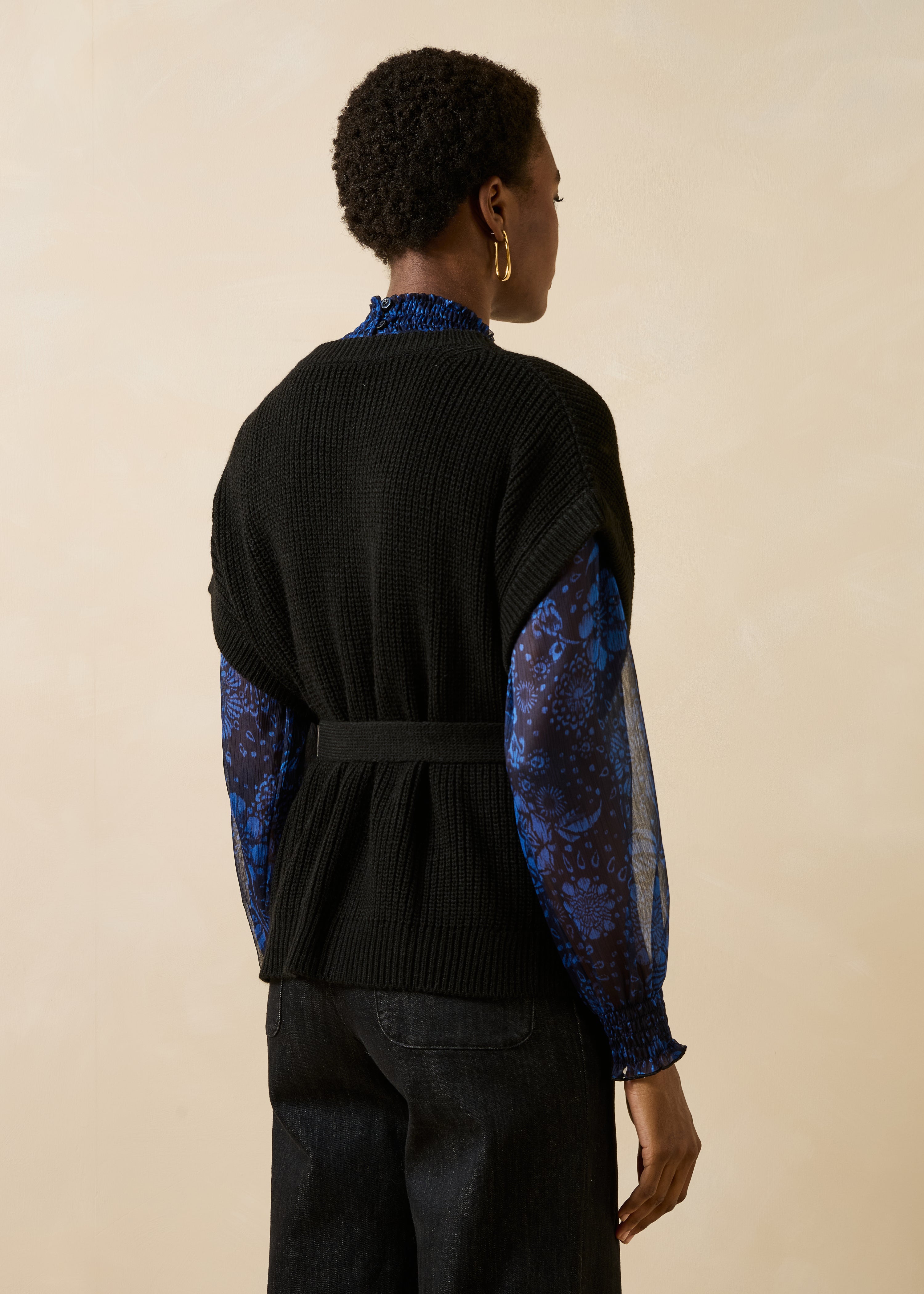 Black short-sleeve round-neck vest