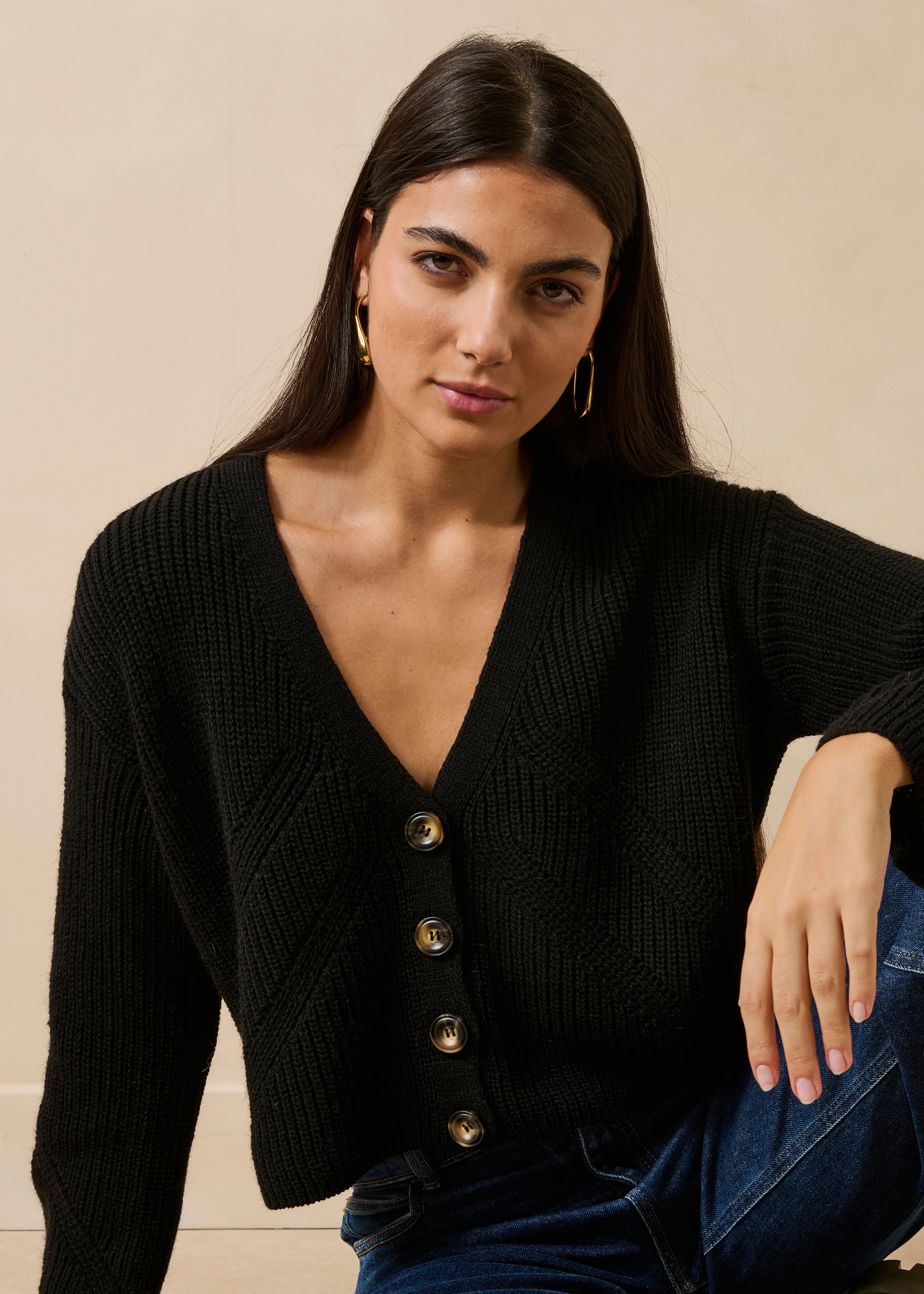 Short black cardigan with long sleeves and V-neck