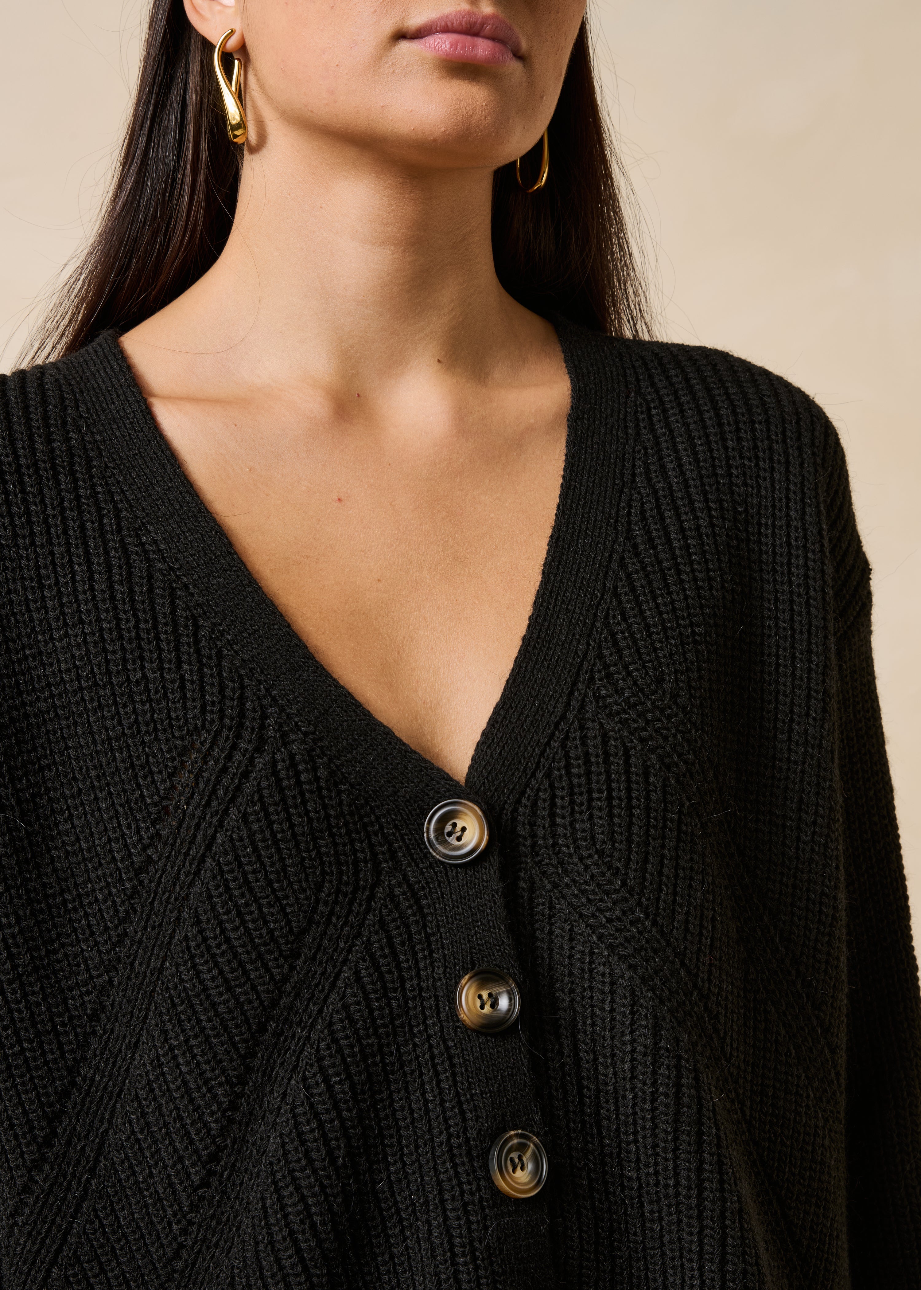 Short black cardigan with long sleeves and V-neck