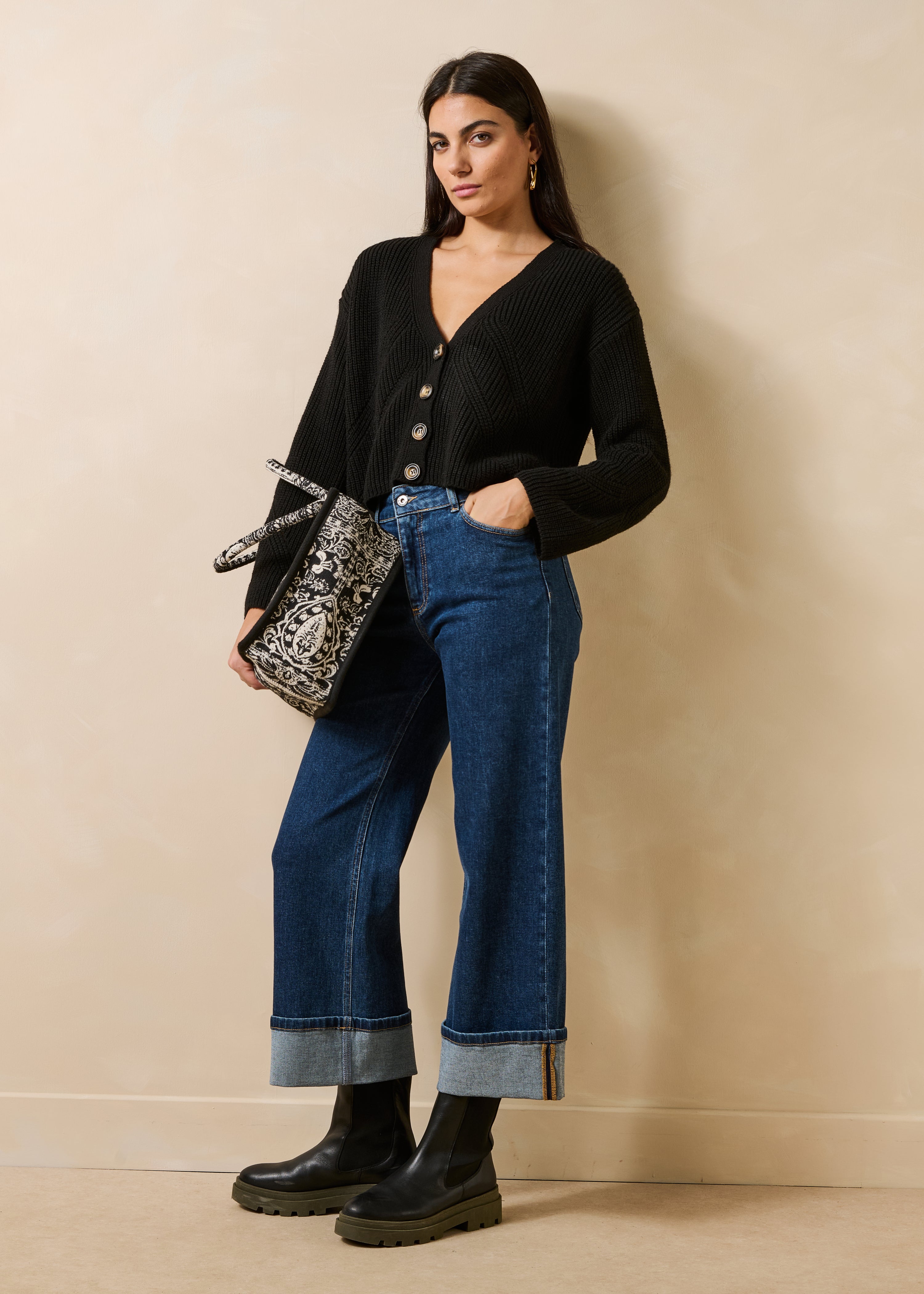 Short black cardigan with long sleeves and V-neck