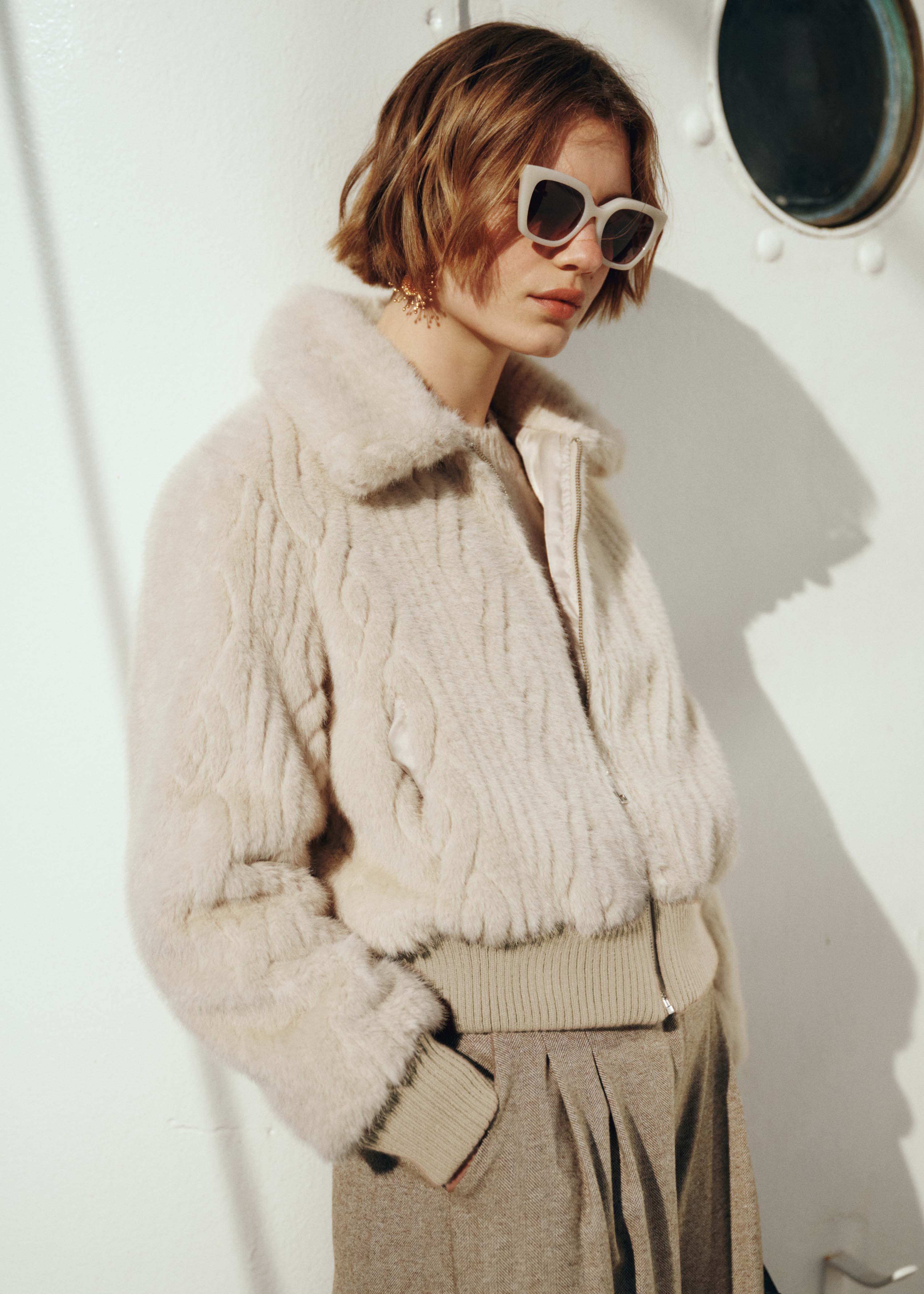 Manteau court écru en fausse fourrure