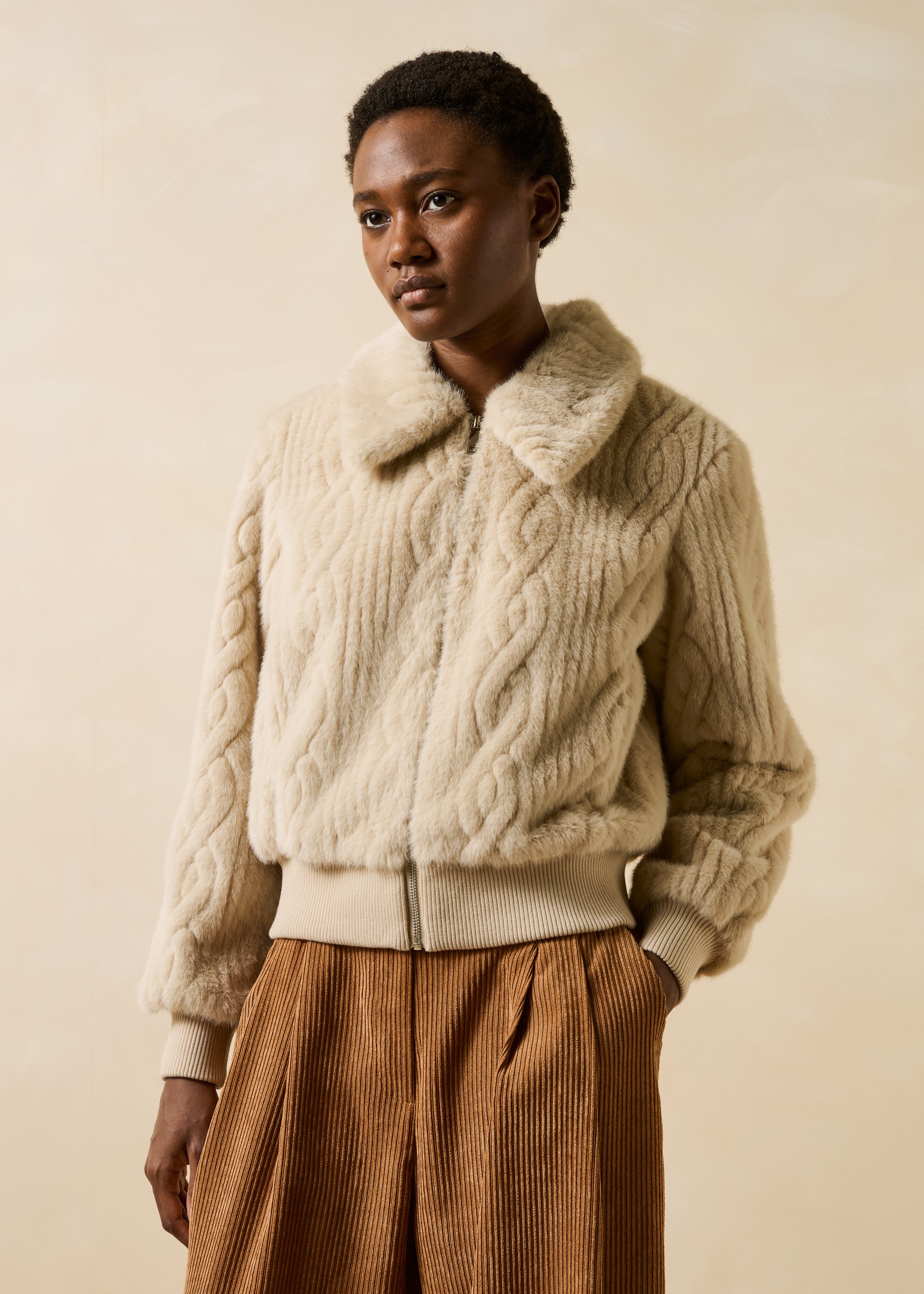 Manteau court écru en fausse fourrure
