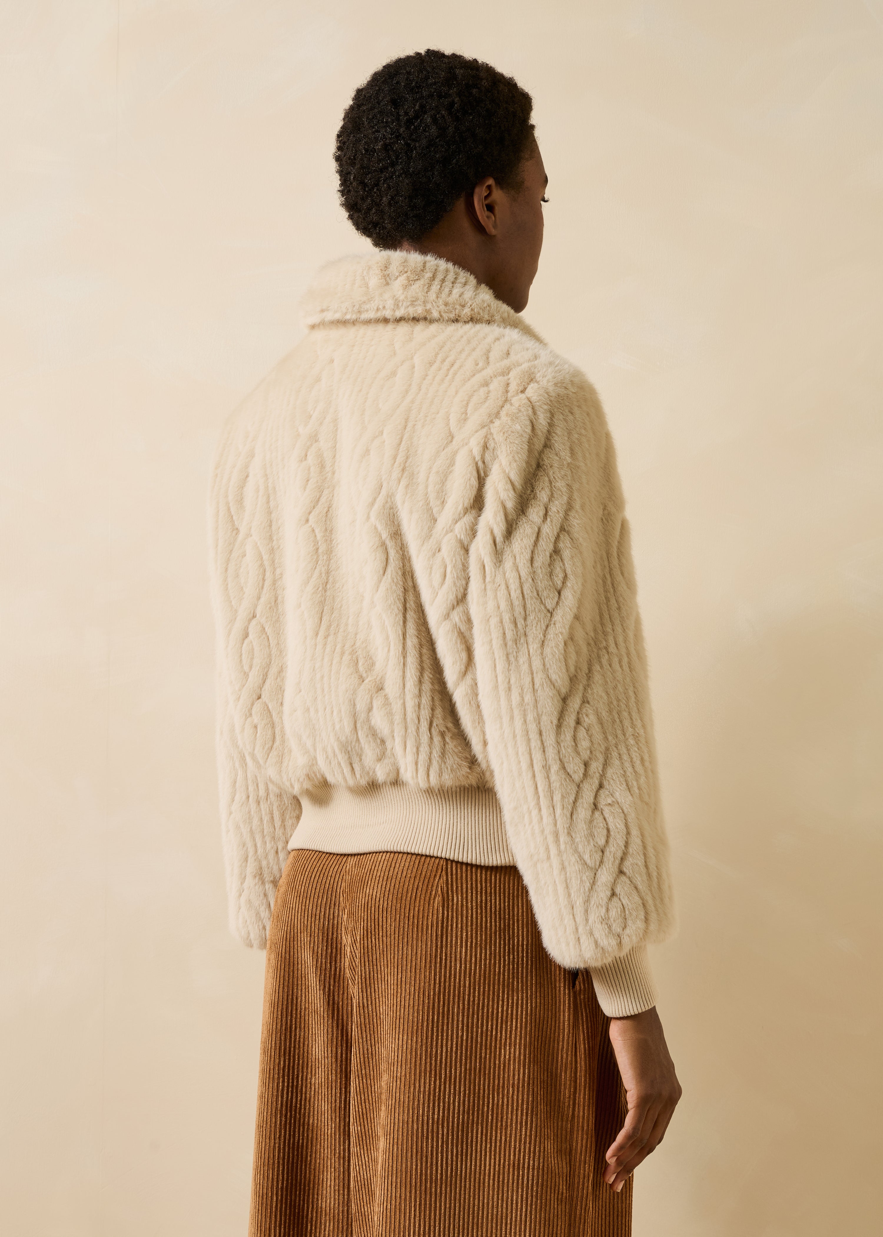Manteau court écru en fausse fourrure