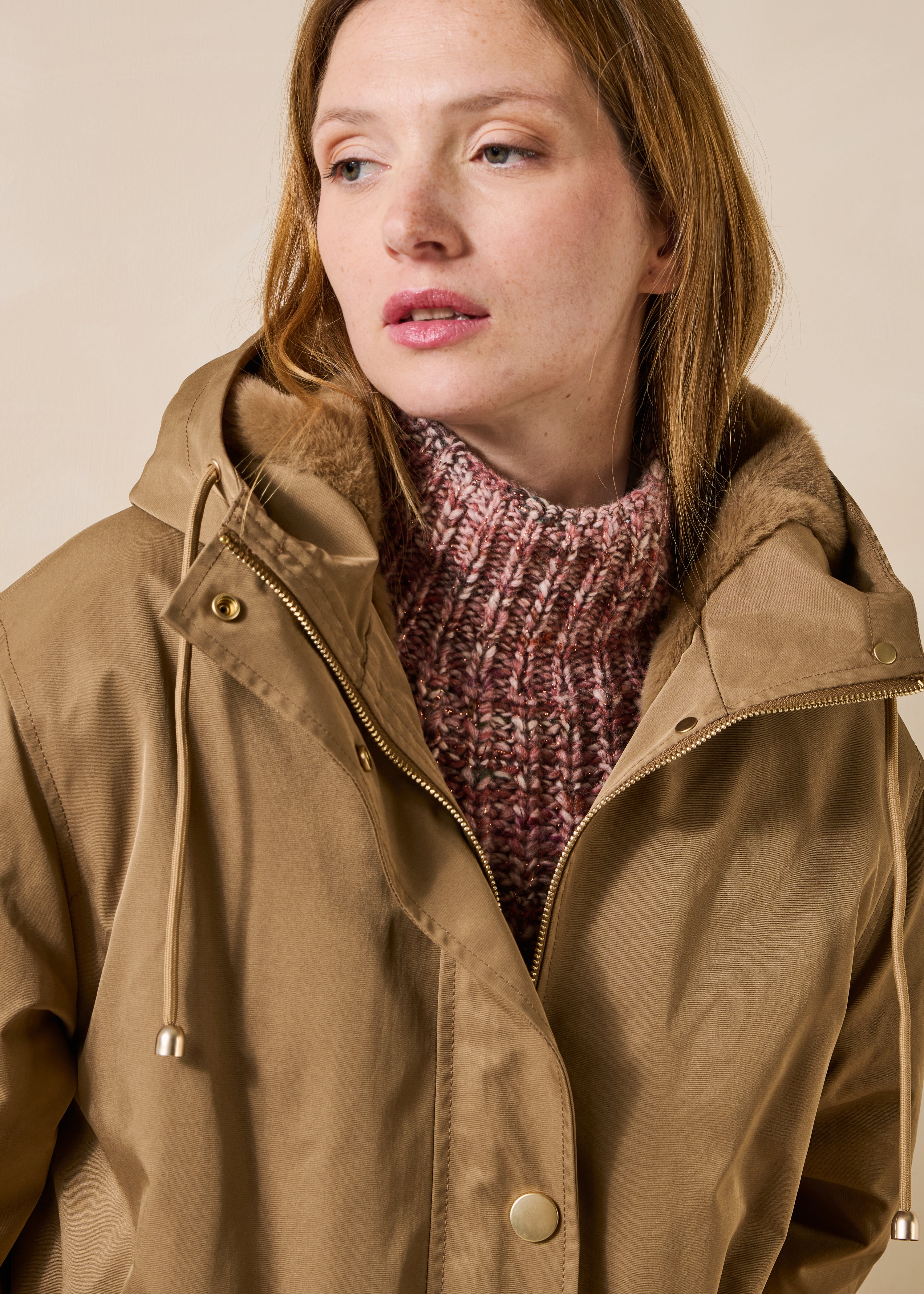 Lange beige parka met capuchon en nepbont