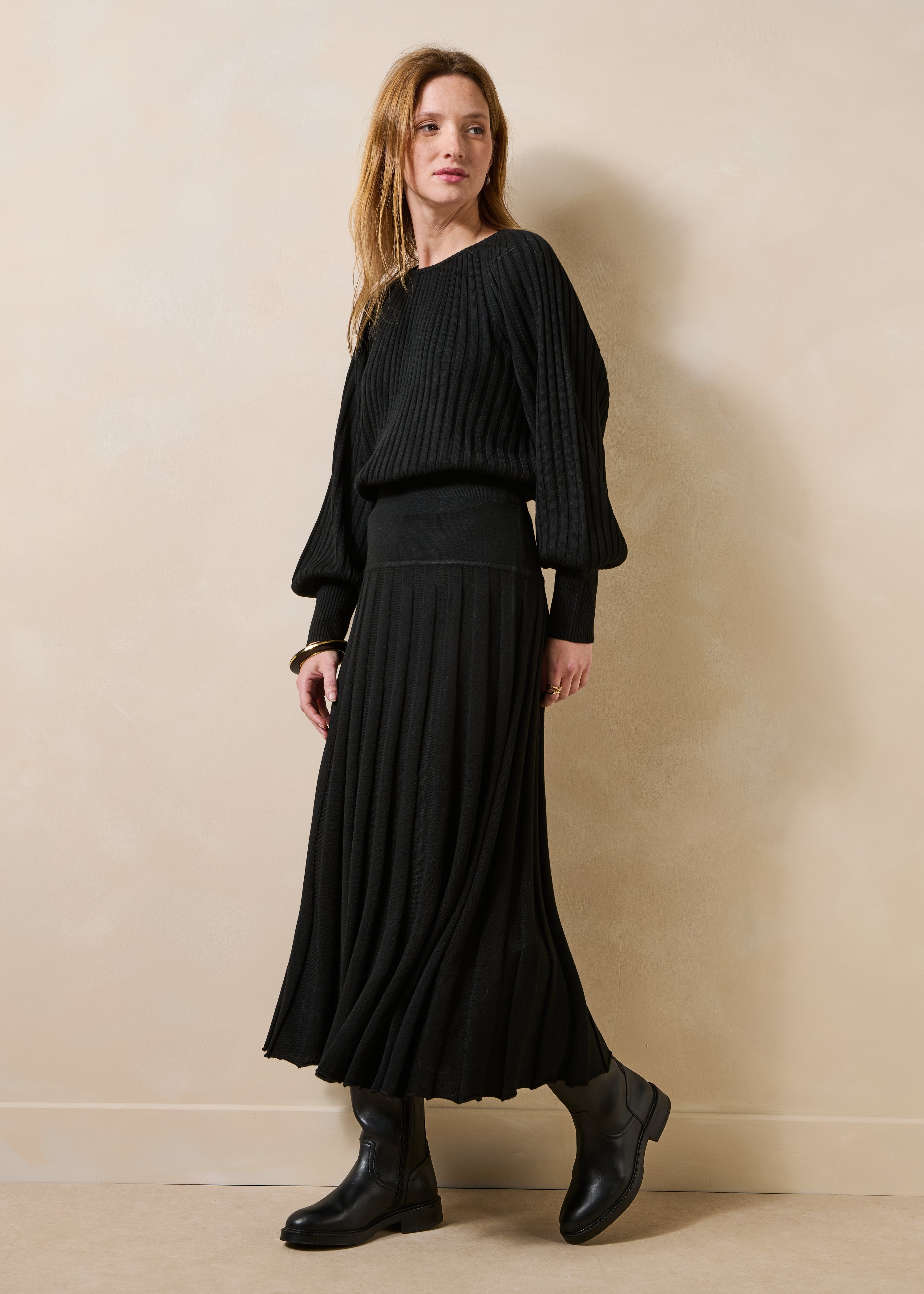 Black pleated midi skirt in knit with elastic waistband