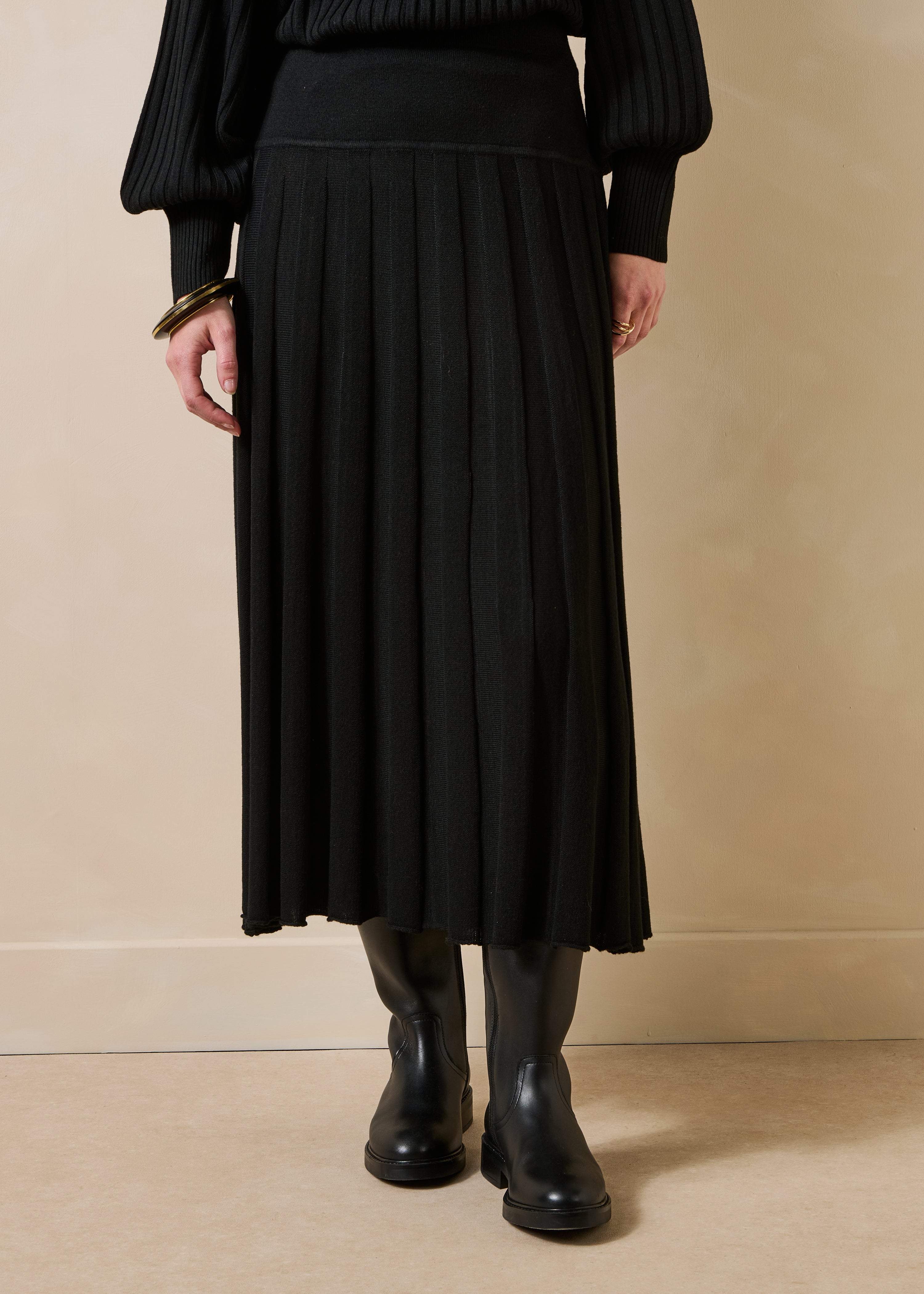 Black pleated midi skirt in knit with elastic waistband
