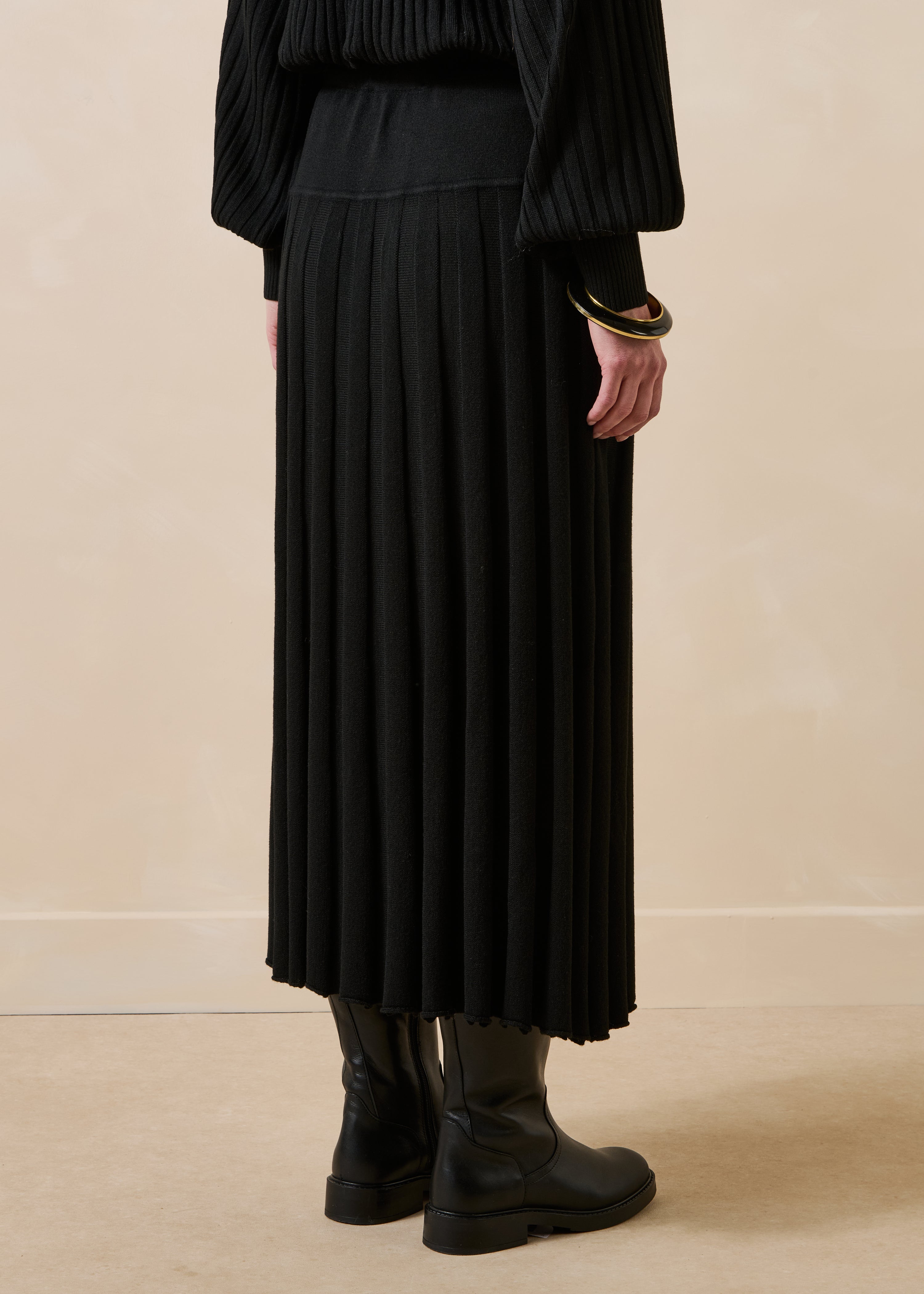 Black pleated midi skirt in knit with elastic waistband