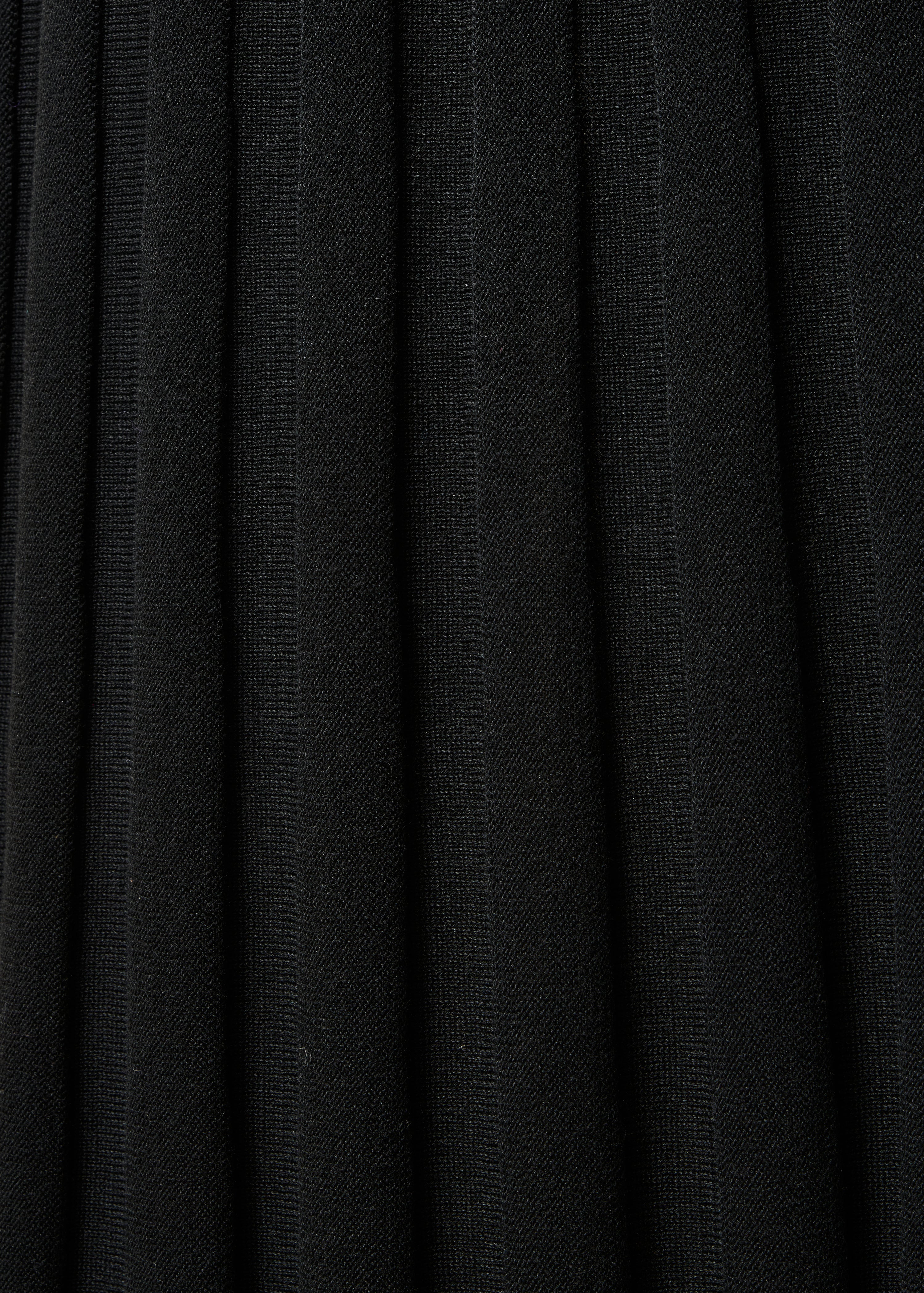 Black pleated midi skirt in knit with elastic waistband