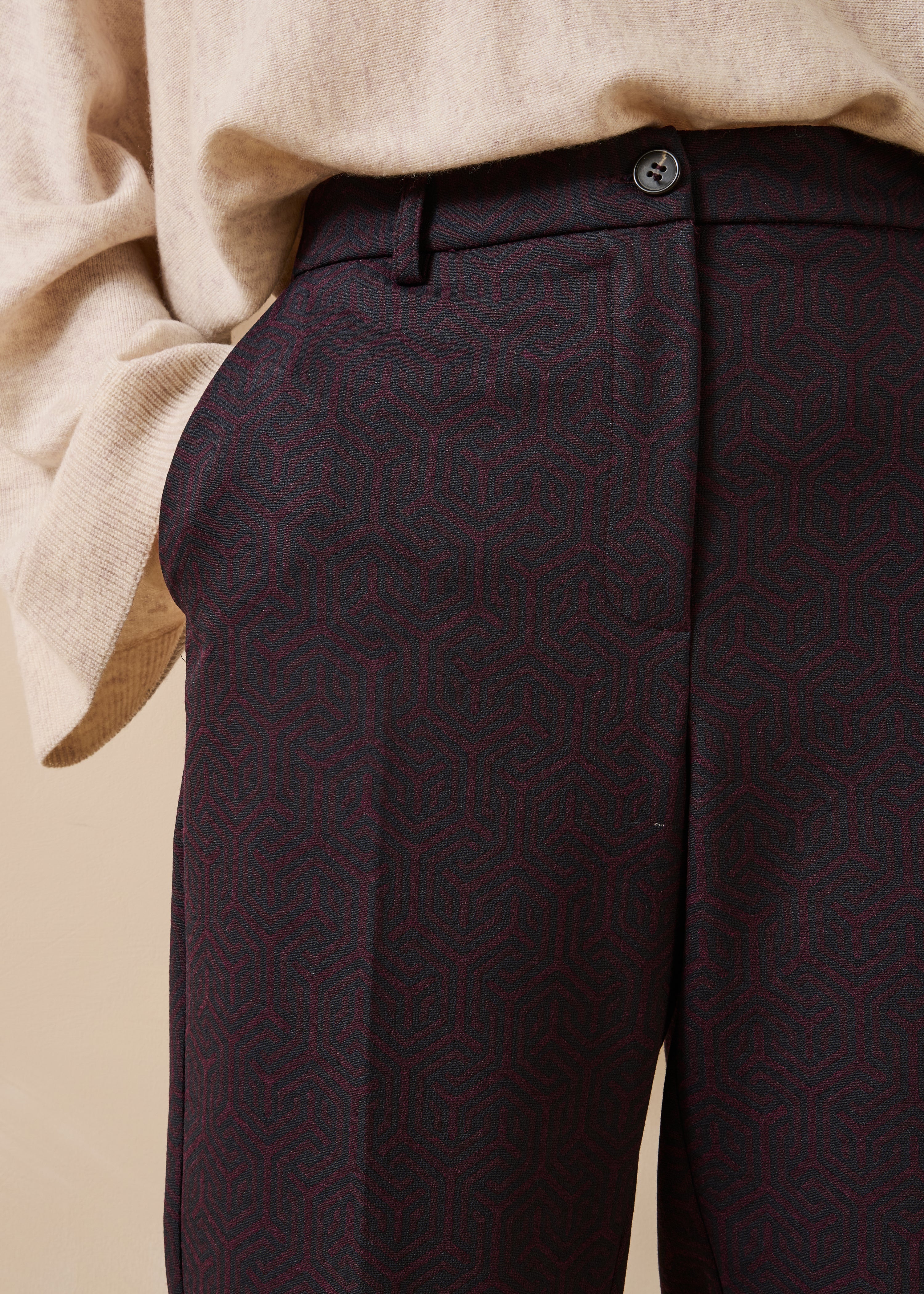 Carrot-fit broek in aubergine en marineblauw jacquard