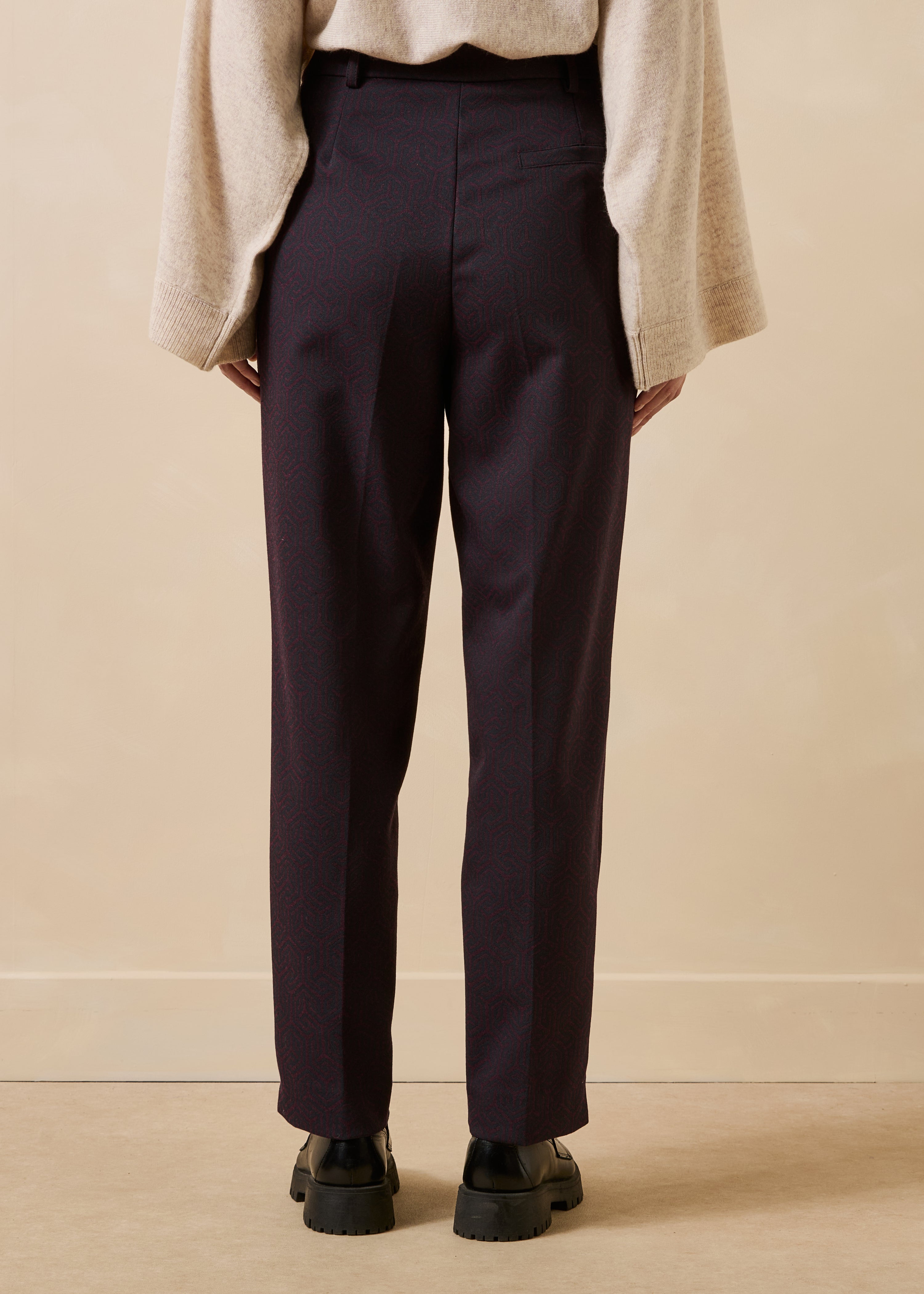 Carrot-fit broek in aubergine en marineblauw jacquard