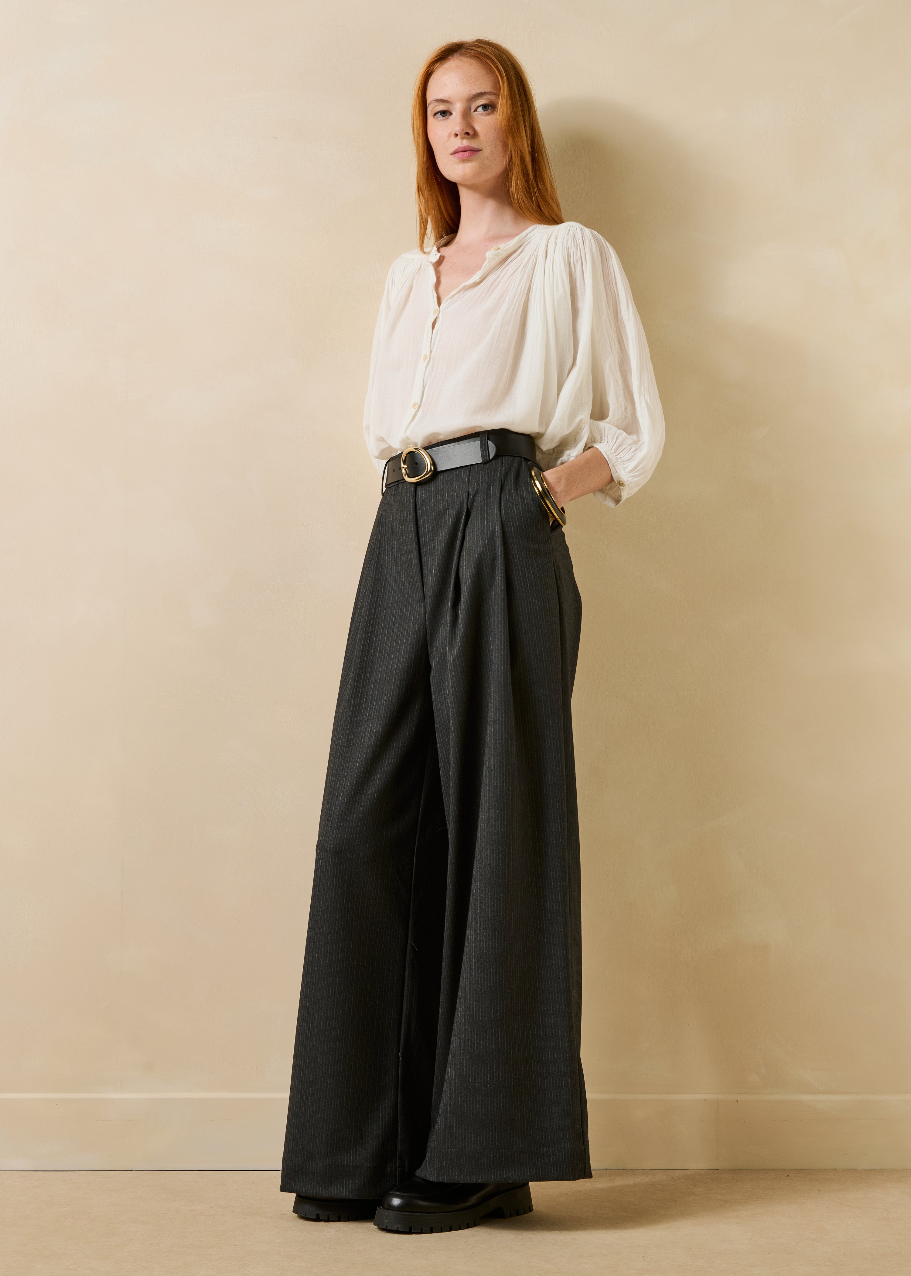 Pantaloni larghi grigio antracite a righe con pieghe
