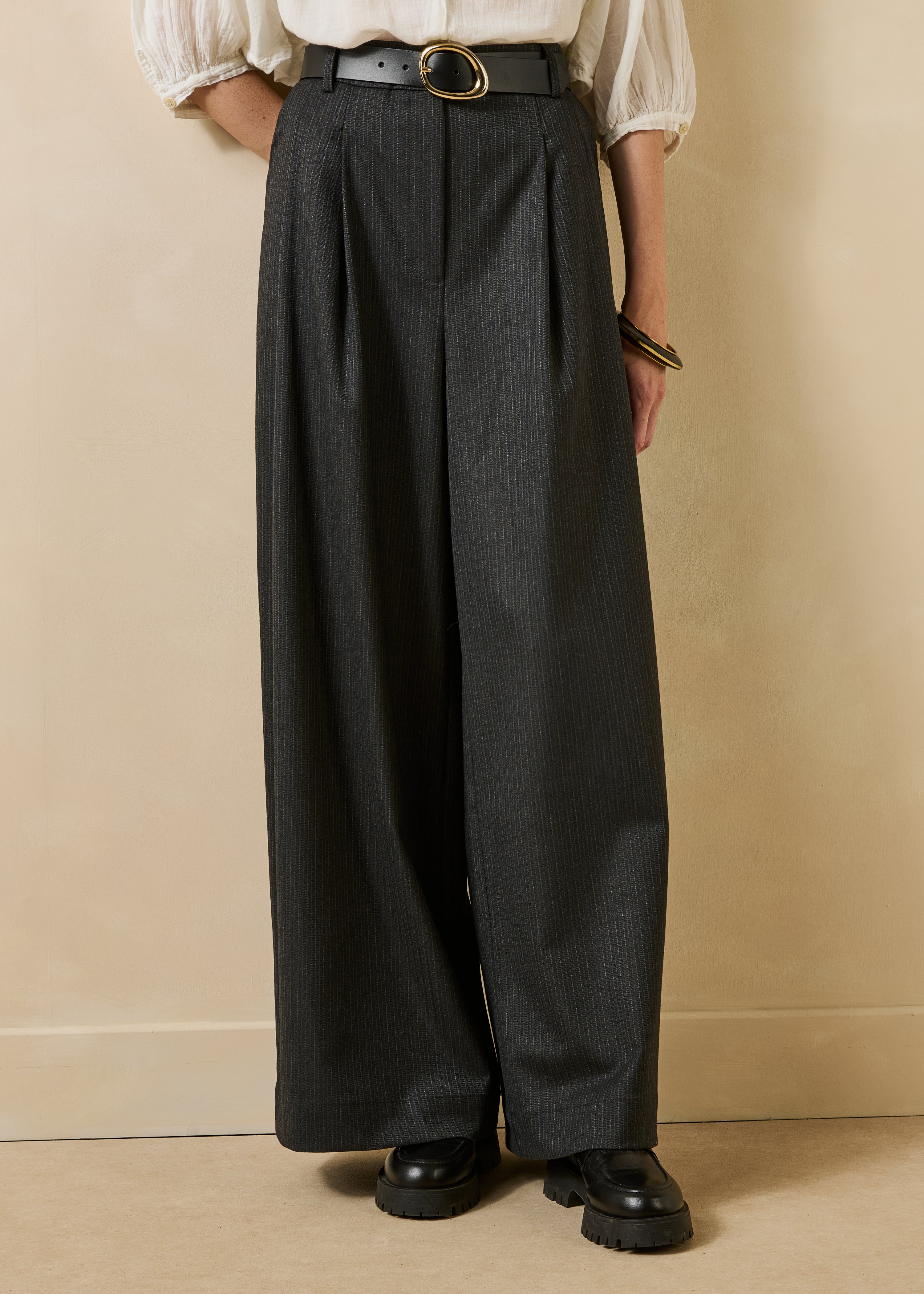 Pantaloni larghi grigio antracite a righe con pieghe