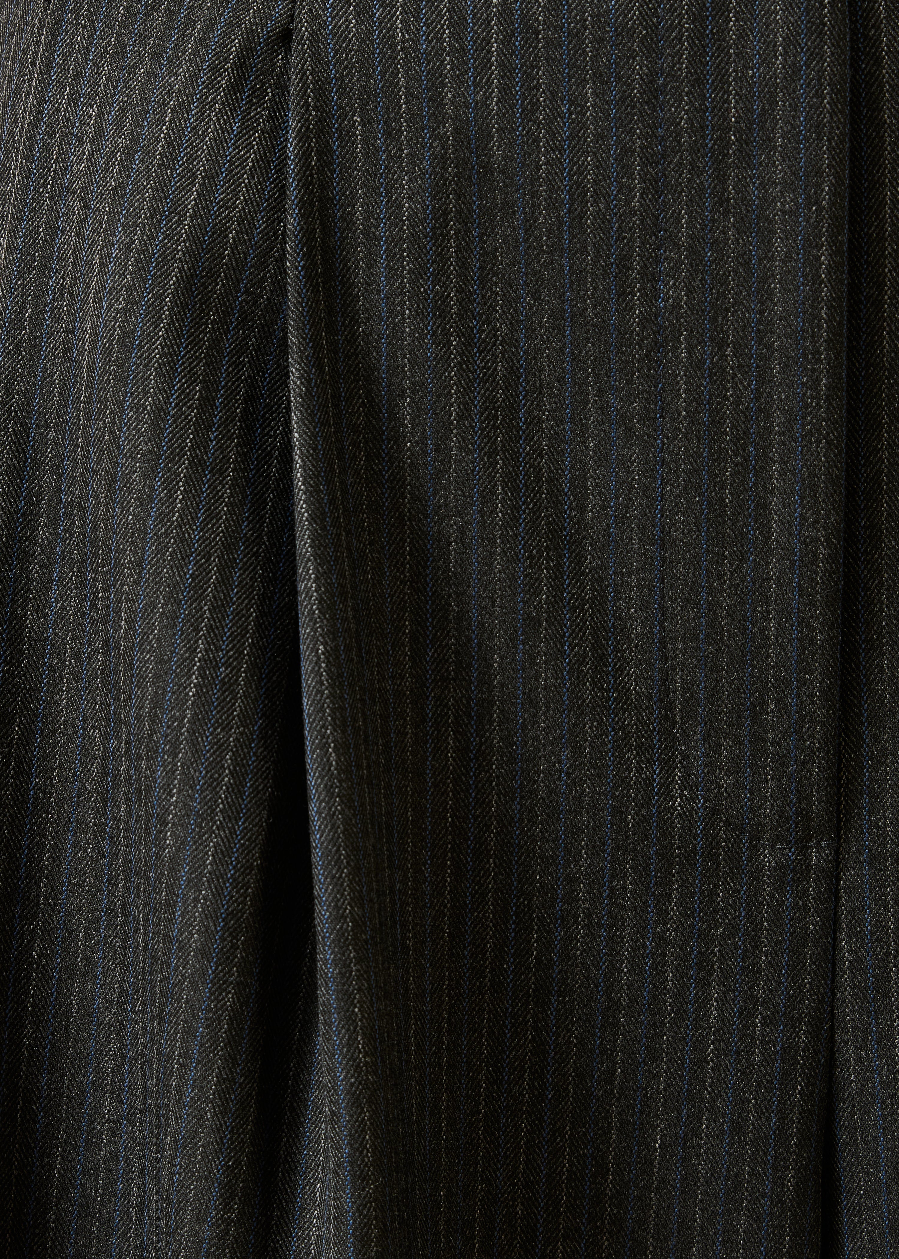 Pantaloni larghi grigio antracite a righe con pieghe