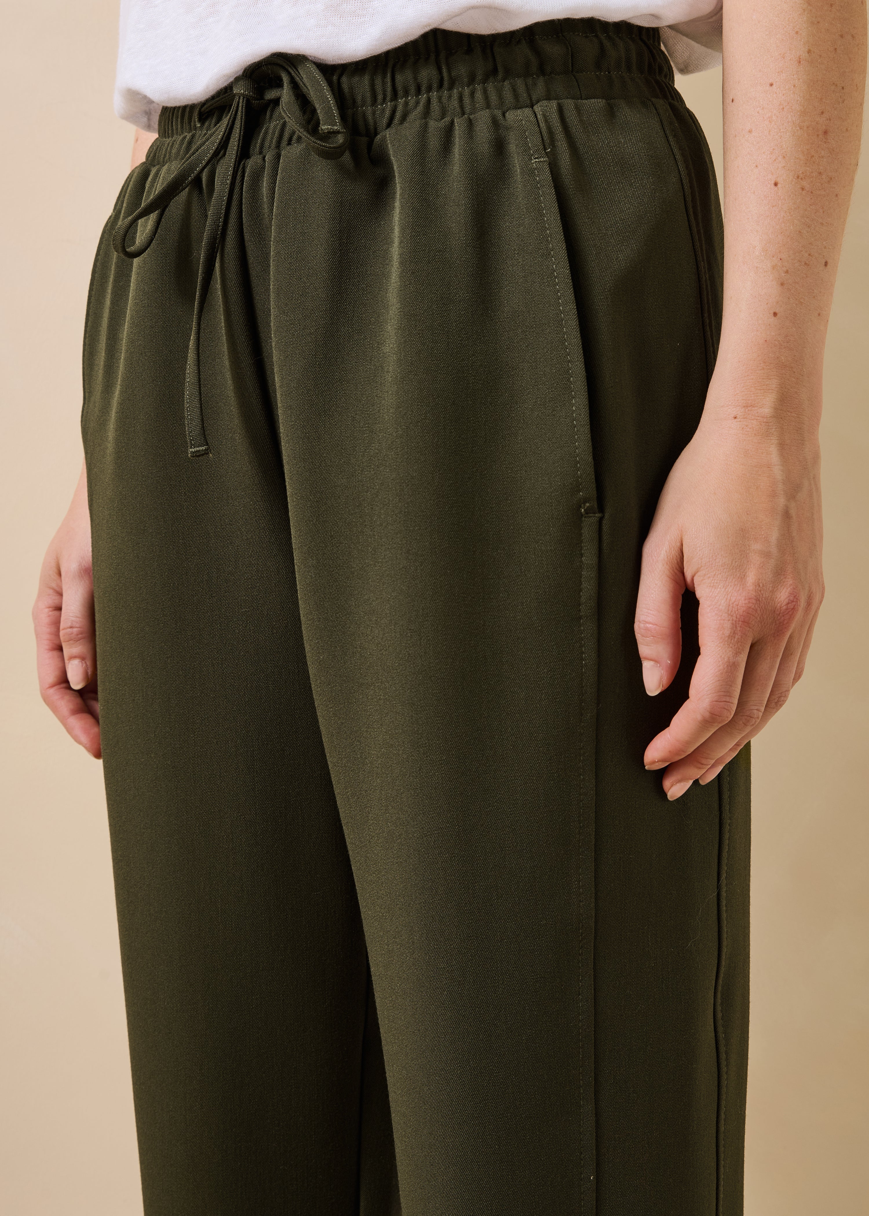 Kaki carrot-fit broek met elastische tailleband