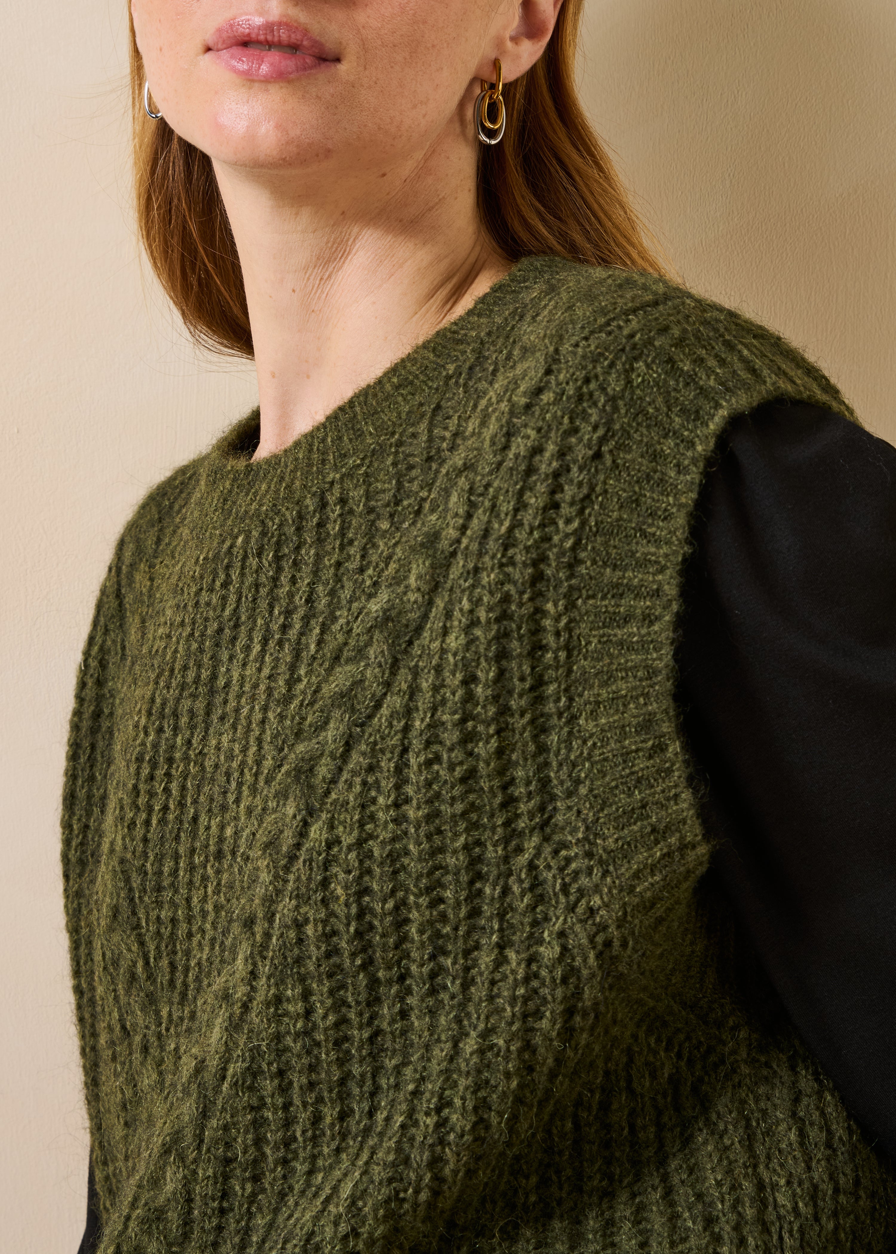 Ärmelloser Pullover in Kaki mit Perlmuster und Rundhalsausschnitt