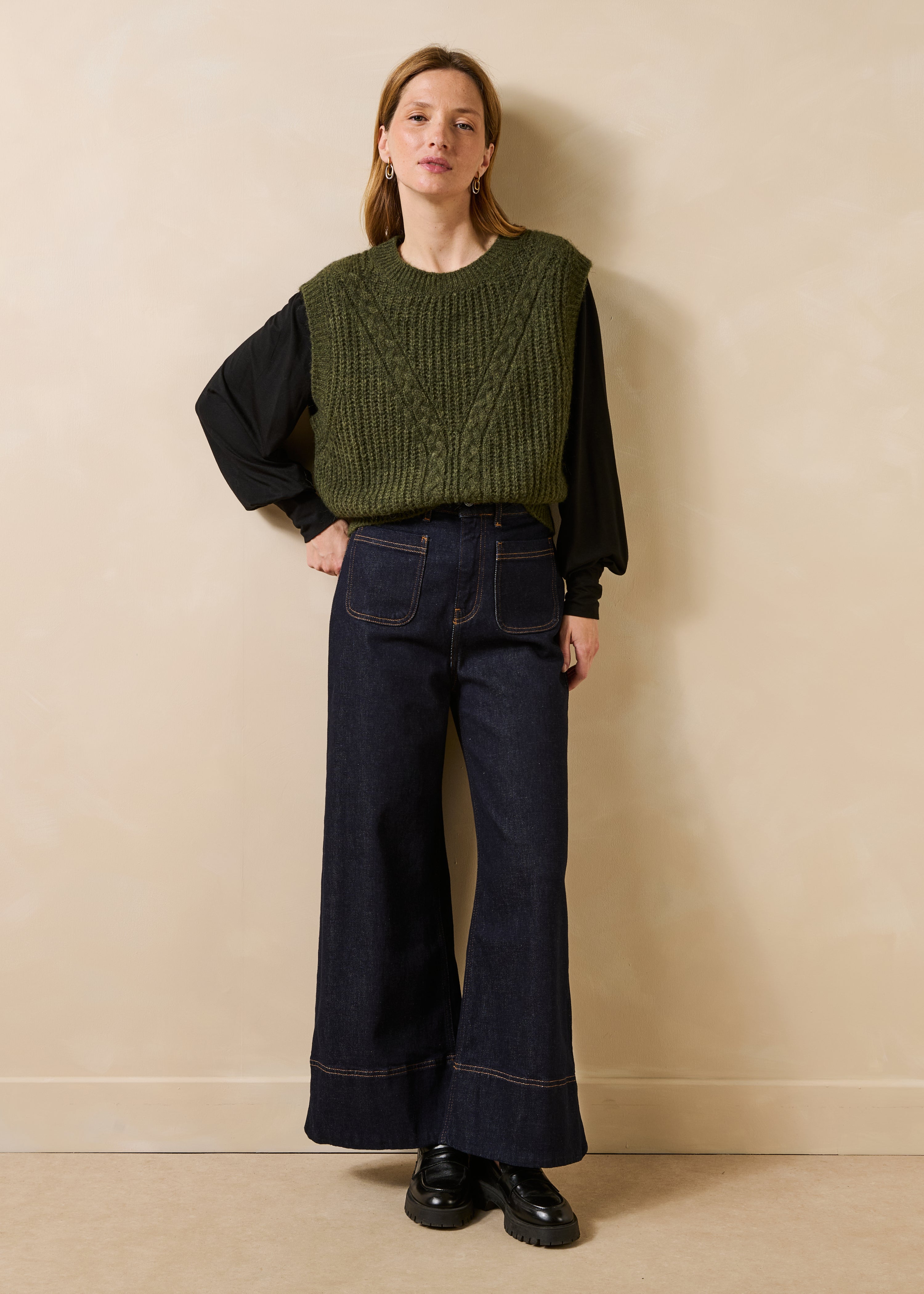 Ärmelloser Pullover in Kaki mit Perlmuster und Rundhalsausschnitt