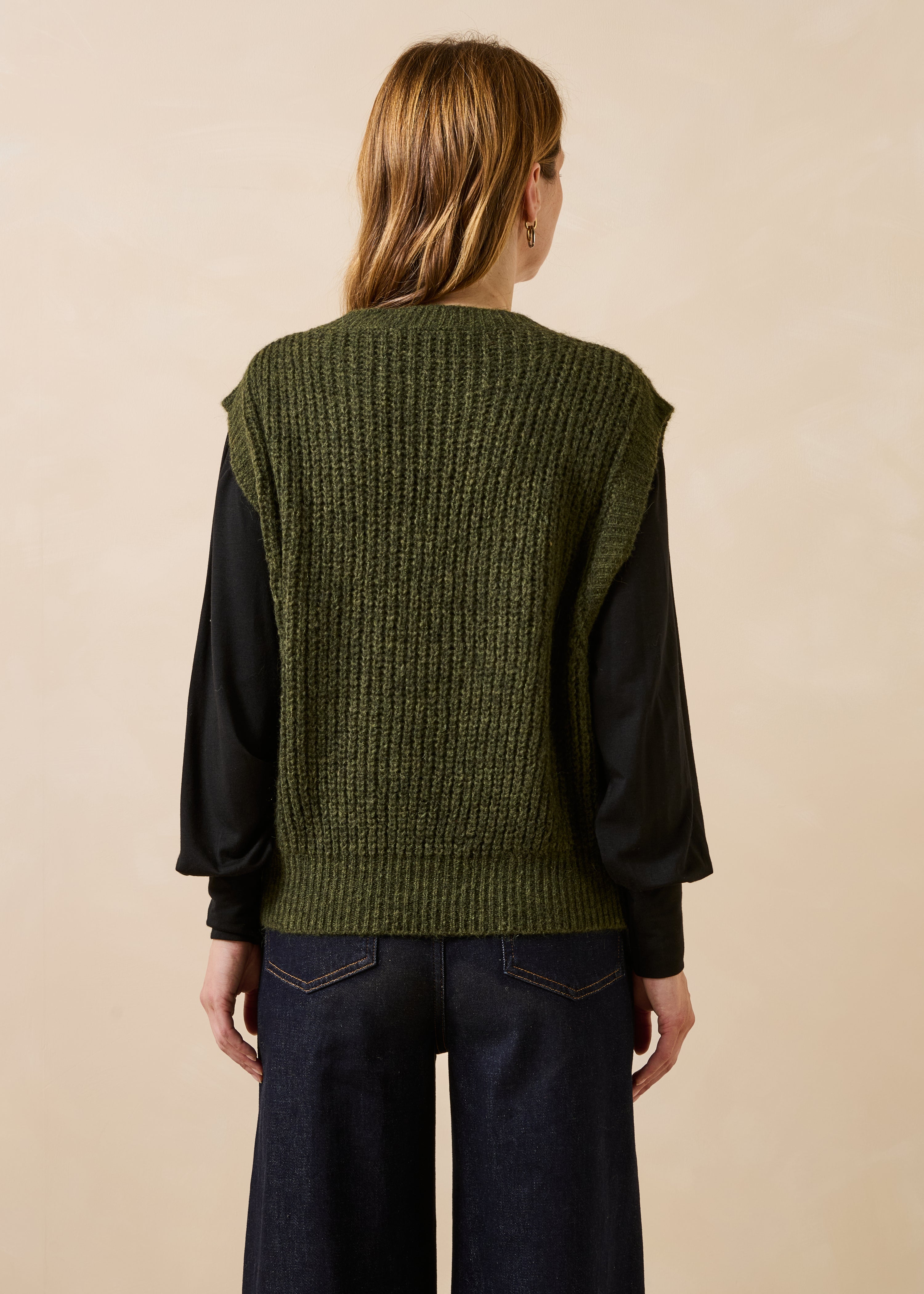 Ärmelloser Pullover in Kaki mit Perlmuster und Rundhalsausschnitt