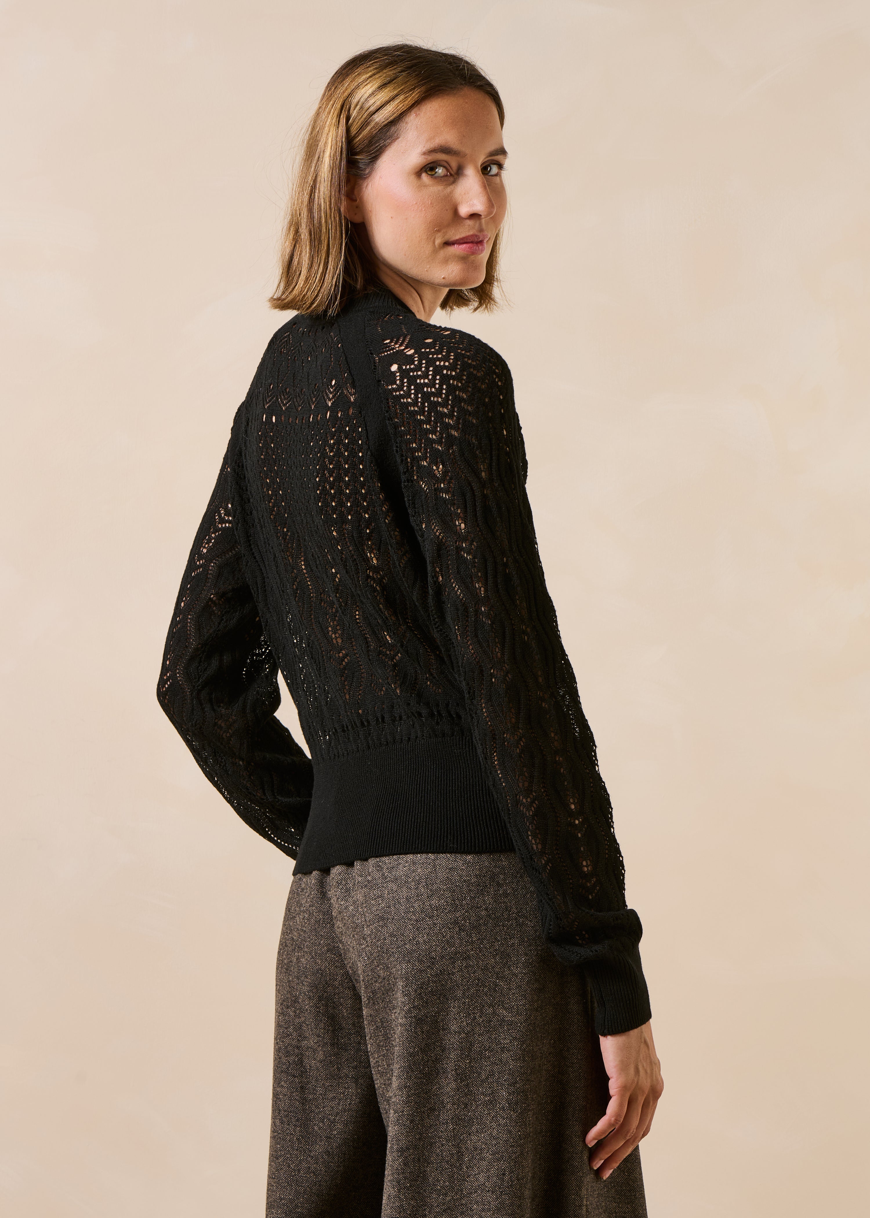 Schwarzer Pullover