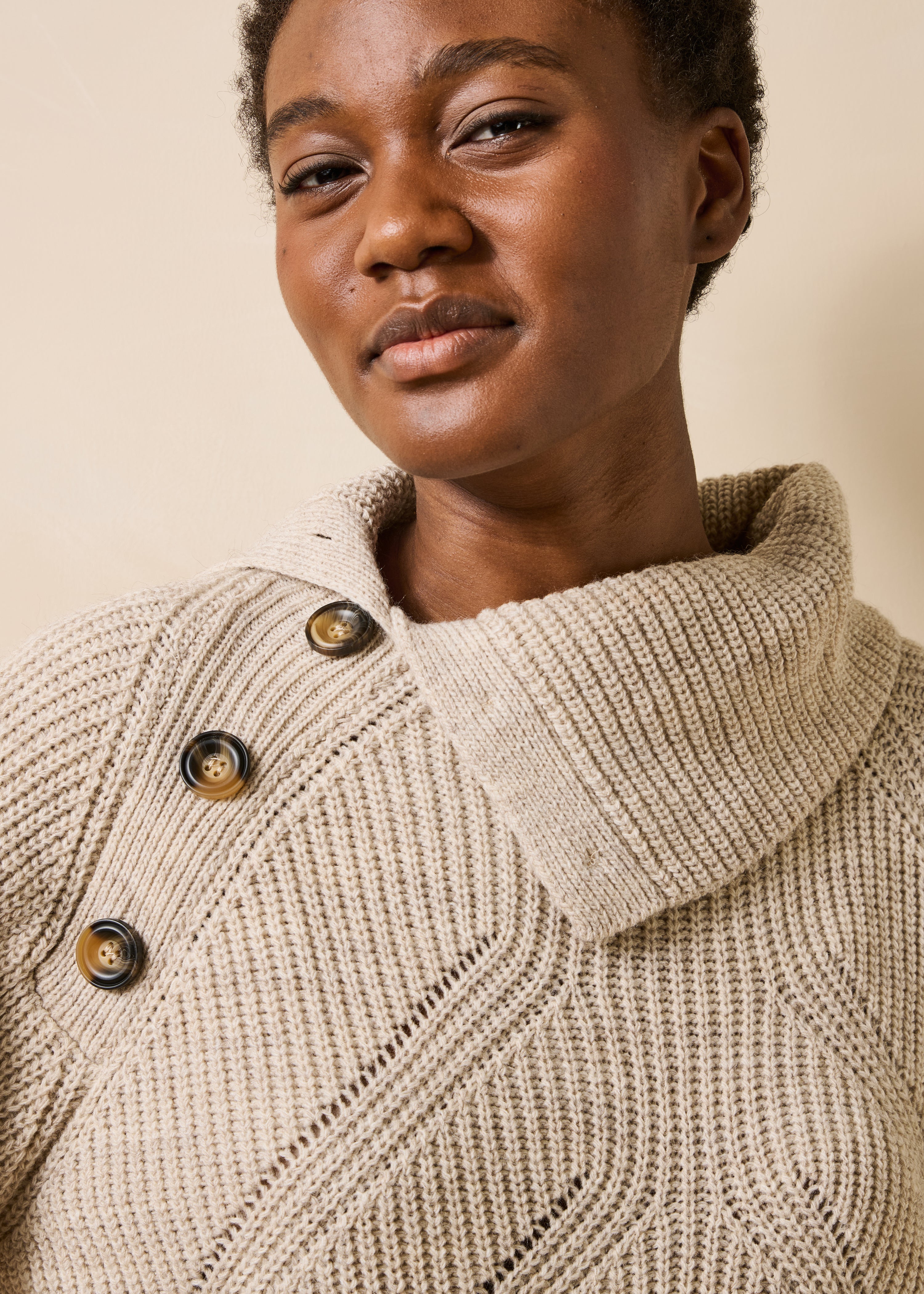 Pull beige manches longues col asymétrique