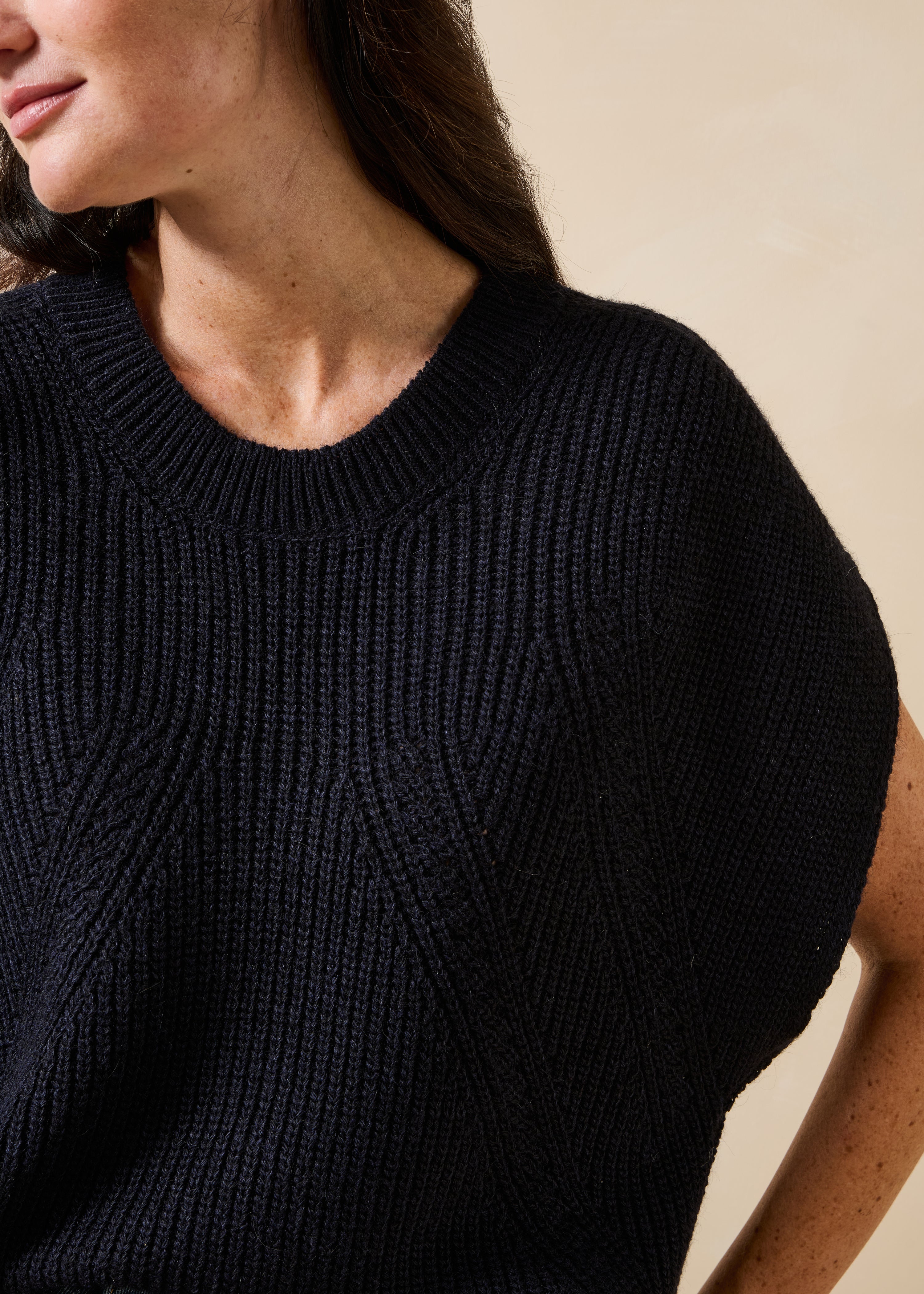 Pull noir manches courtes col rond