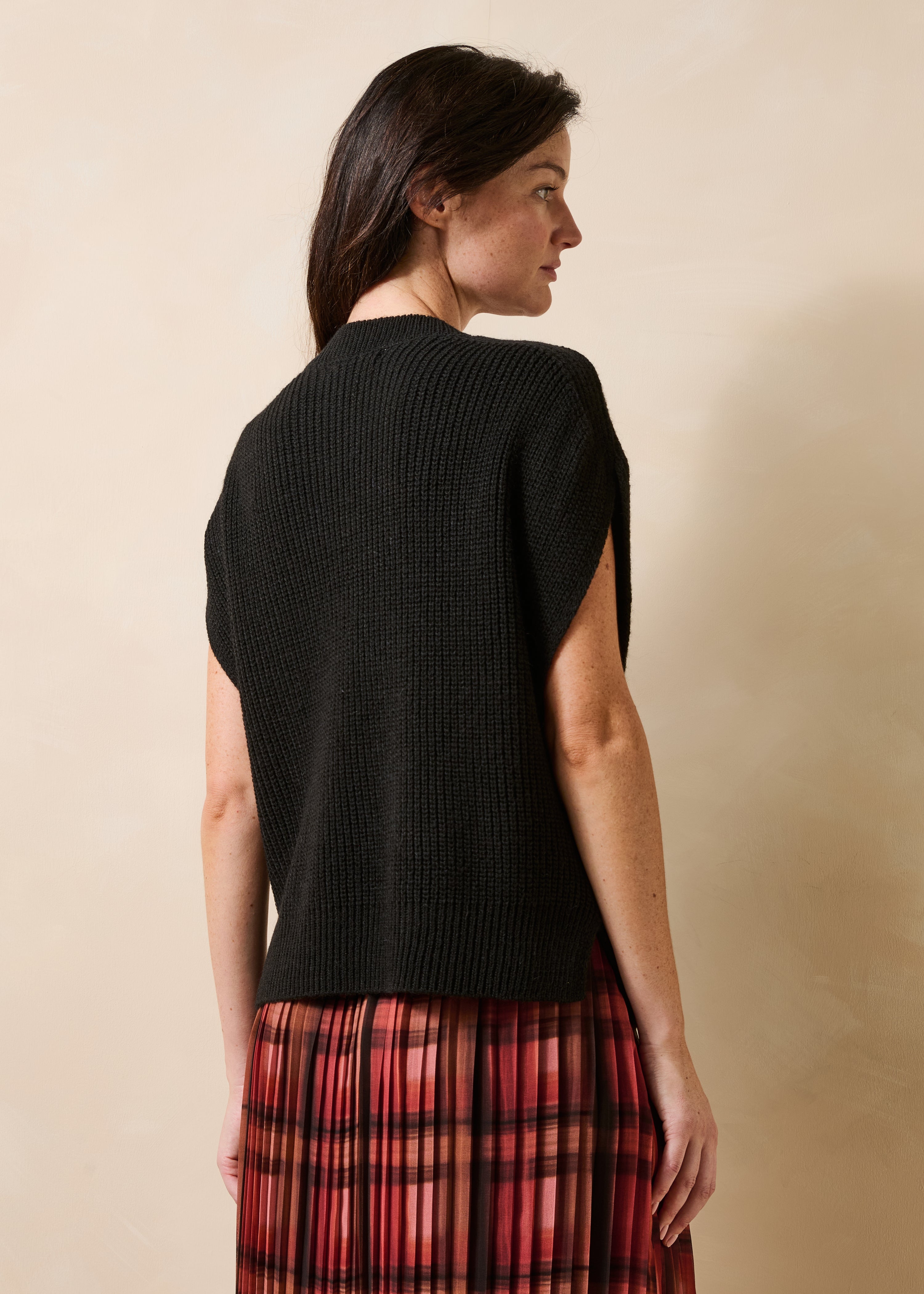 Pull noir manches courtes col rond