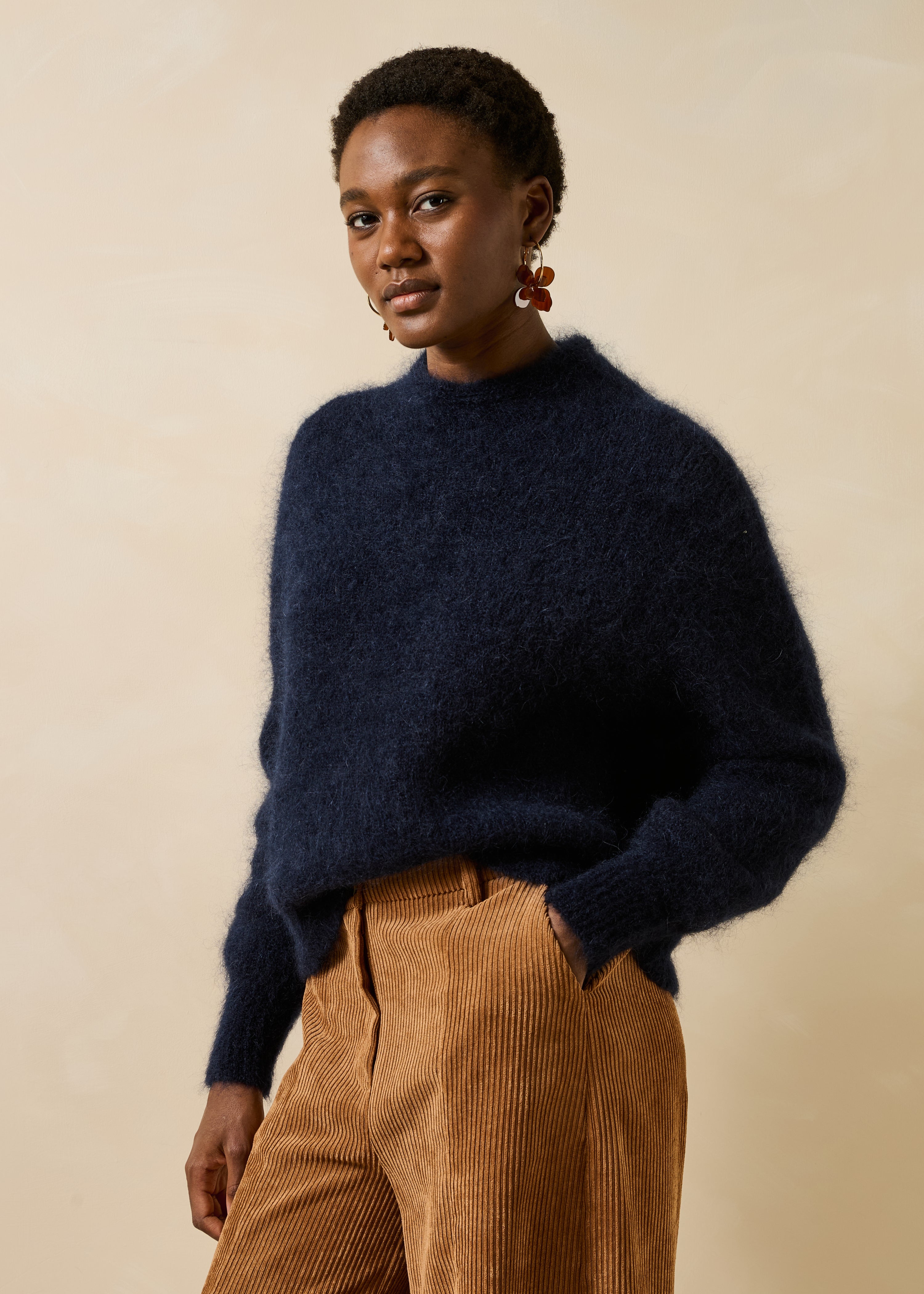 Camisola azul marinho de mangas compridas em mohair com gola alta