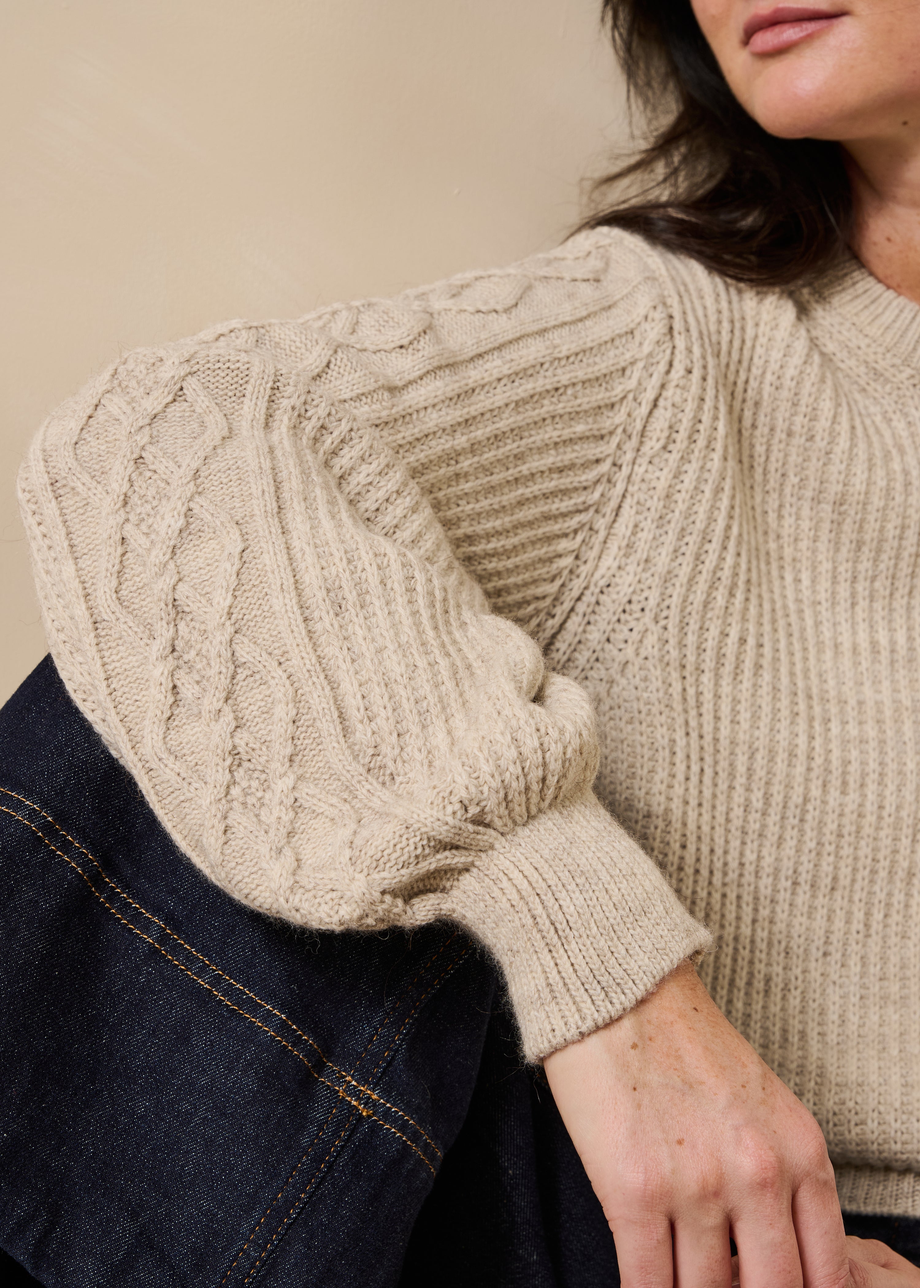 Beiger Pullover mit langen Ärmeln und Rundhalsausschnitt