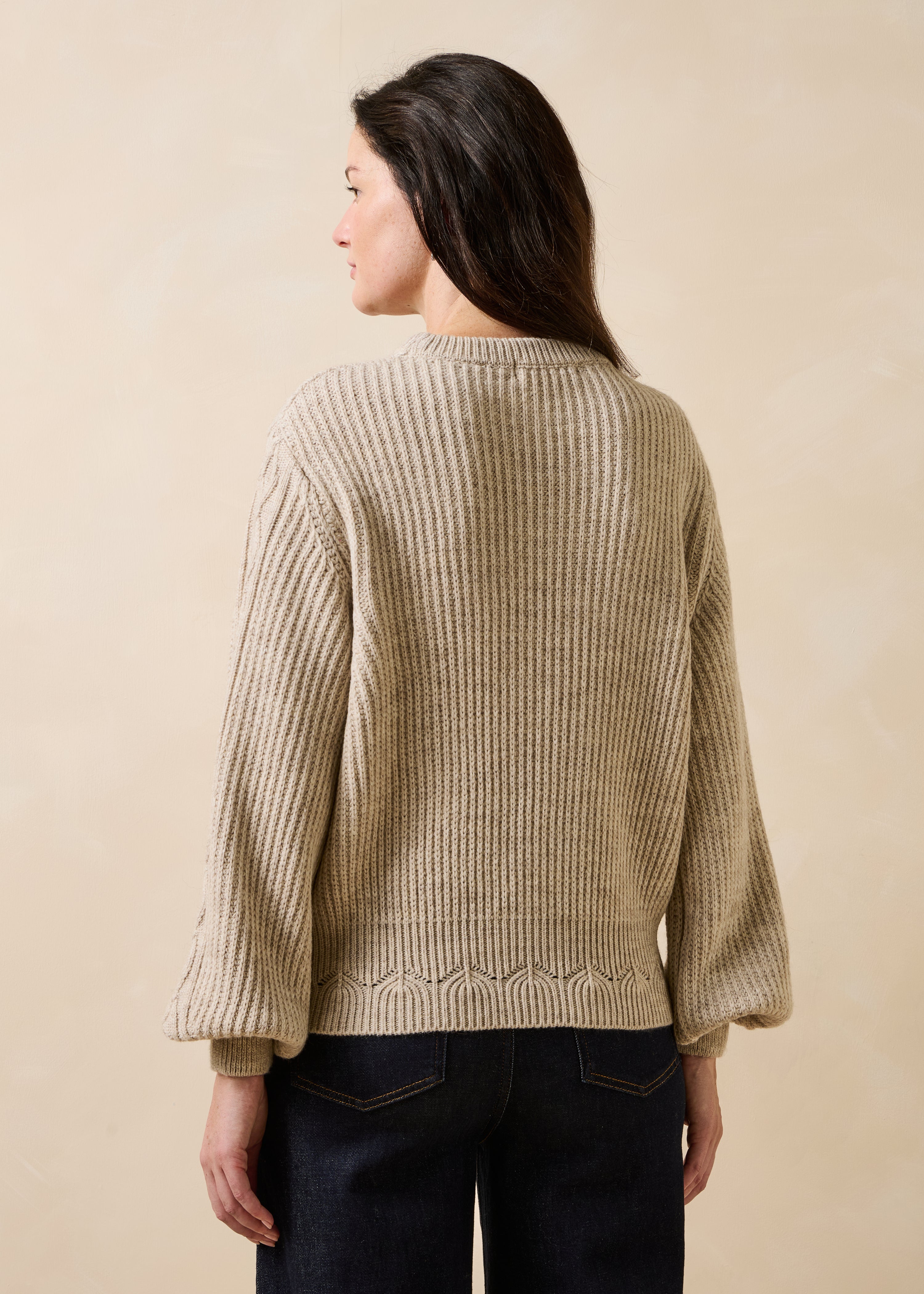 Beiger Pullover mit langen Ärmeln und Rundhalsausschnitt