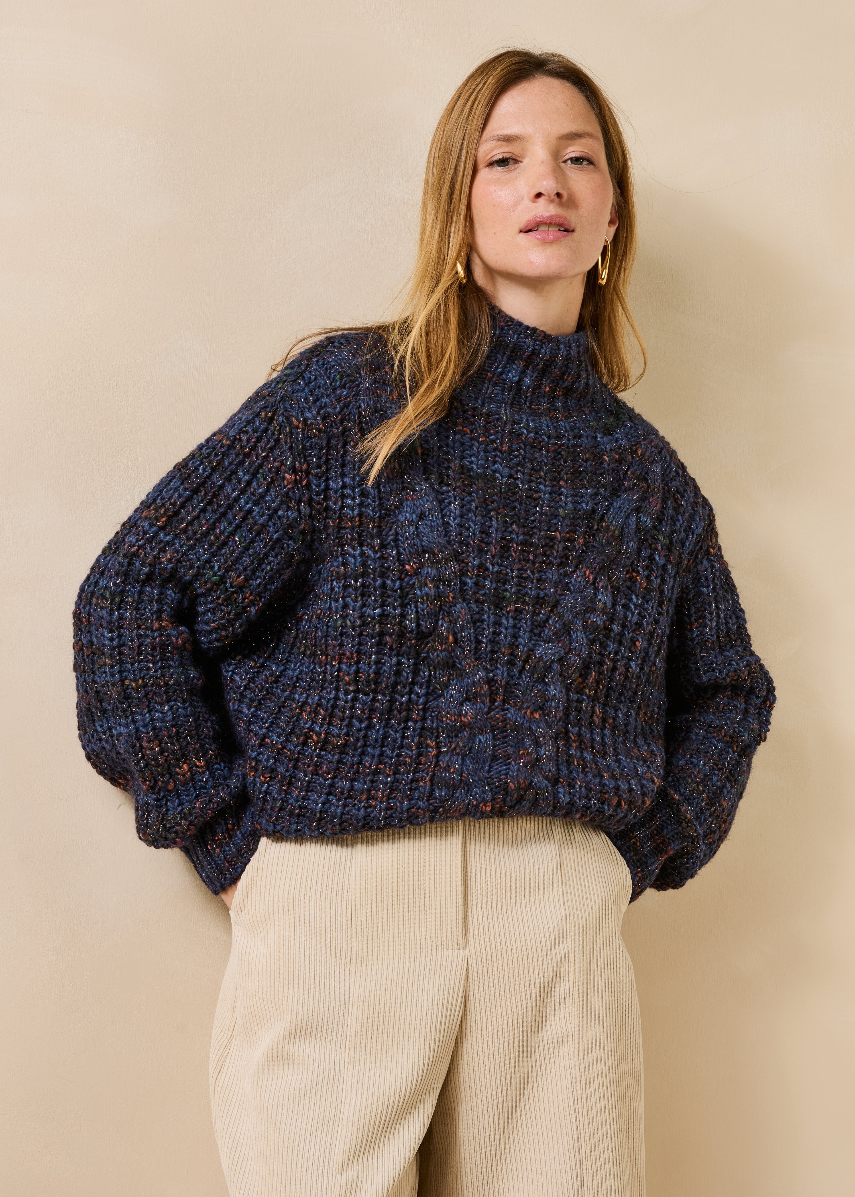 Pull bleu foncé manches longues col montant à torsades