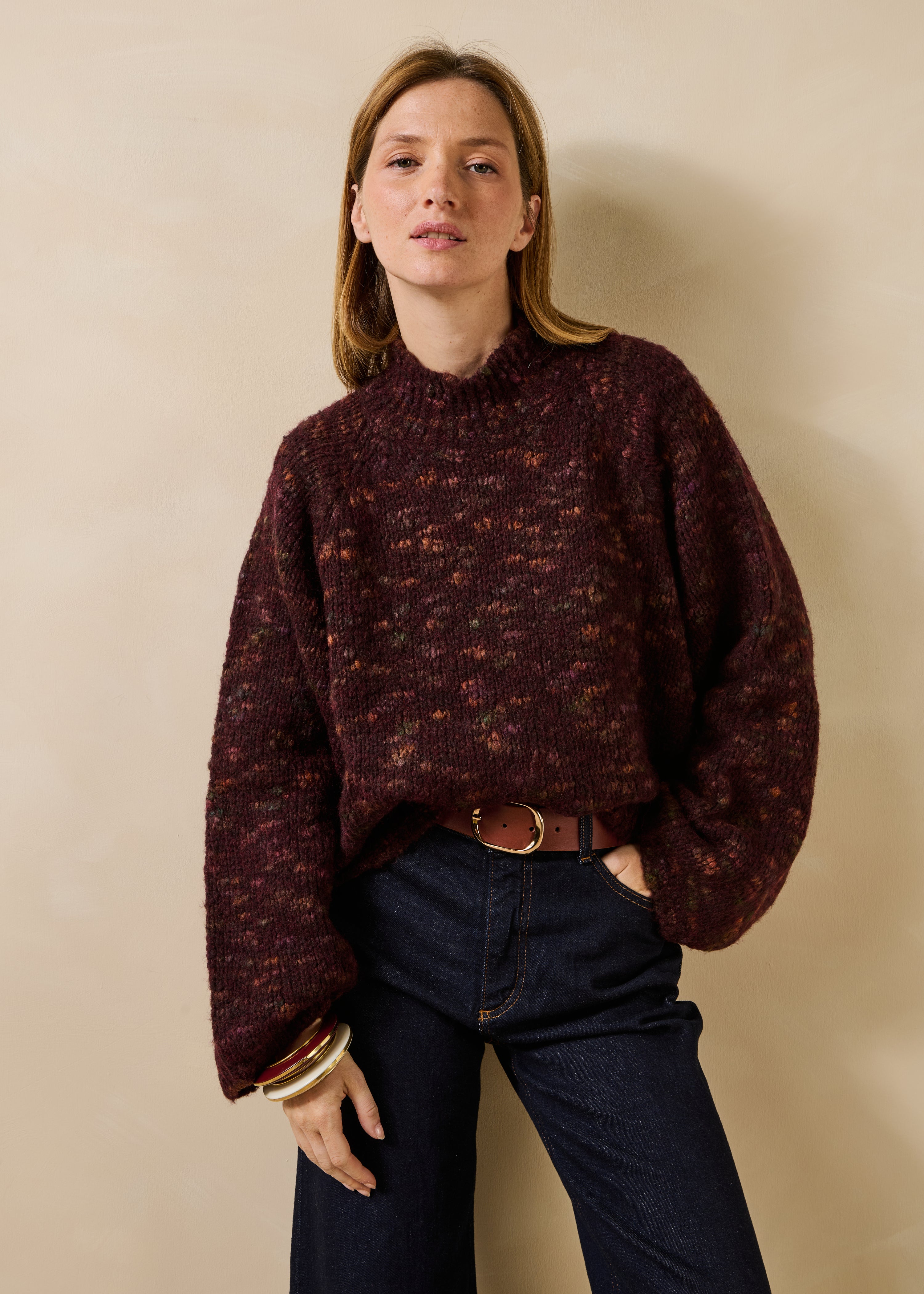 Bordeauxfarbener Pullover mit Stehkragen und langen Ärmeln