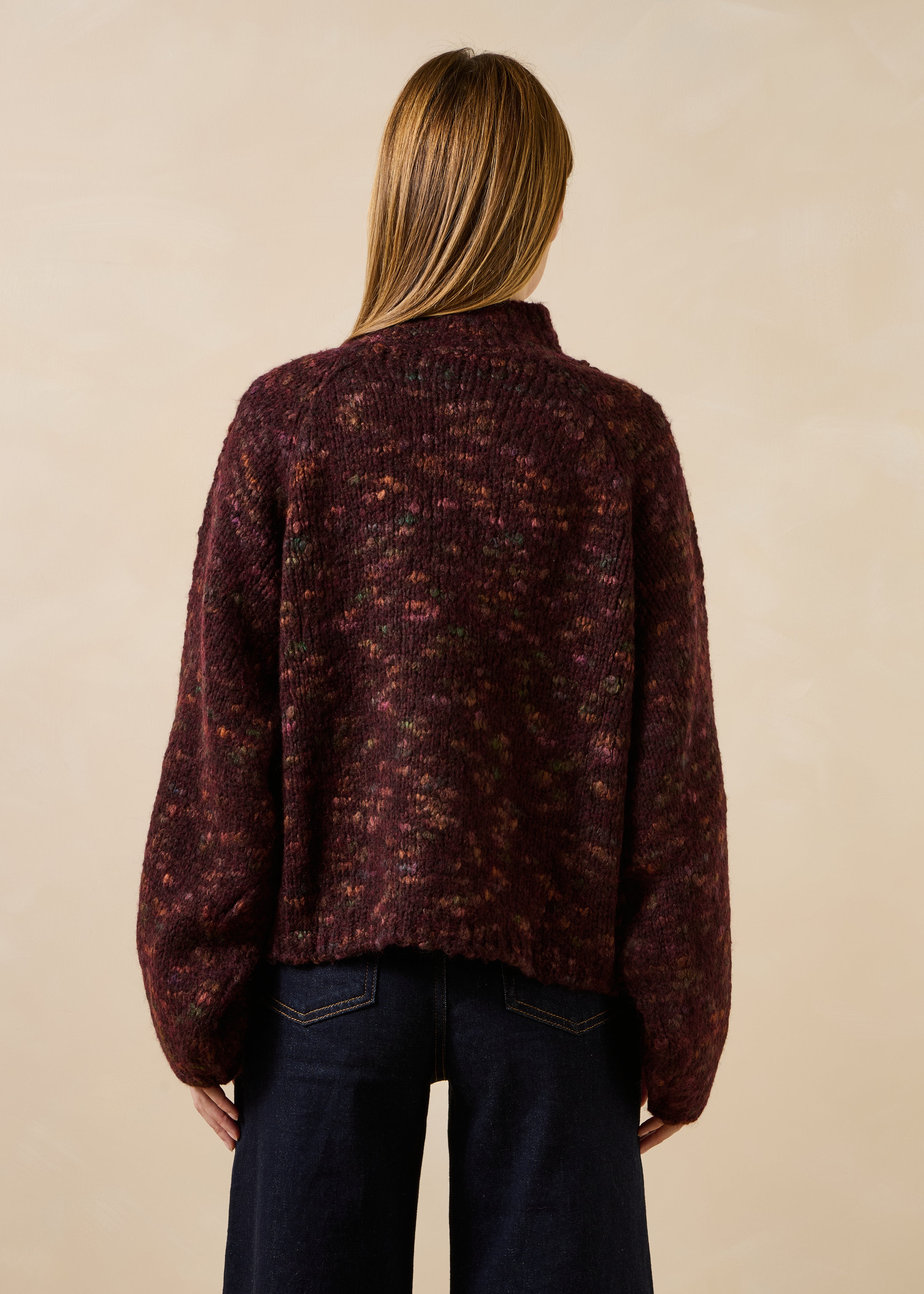 Bordeauxfarbener Pullover mit Stehkragen und langen Ärmeln