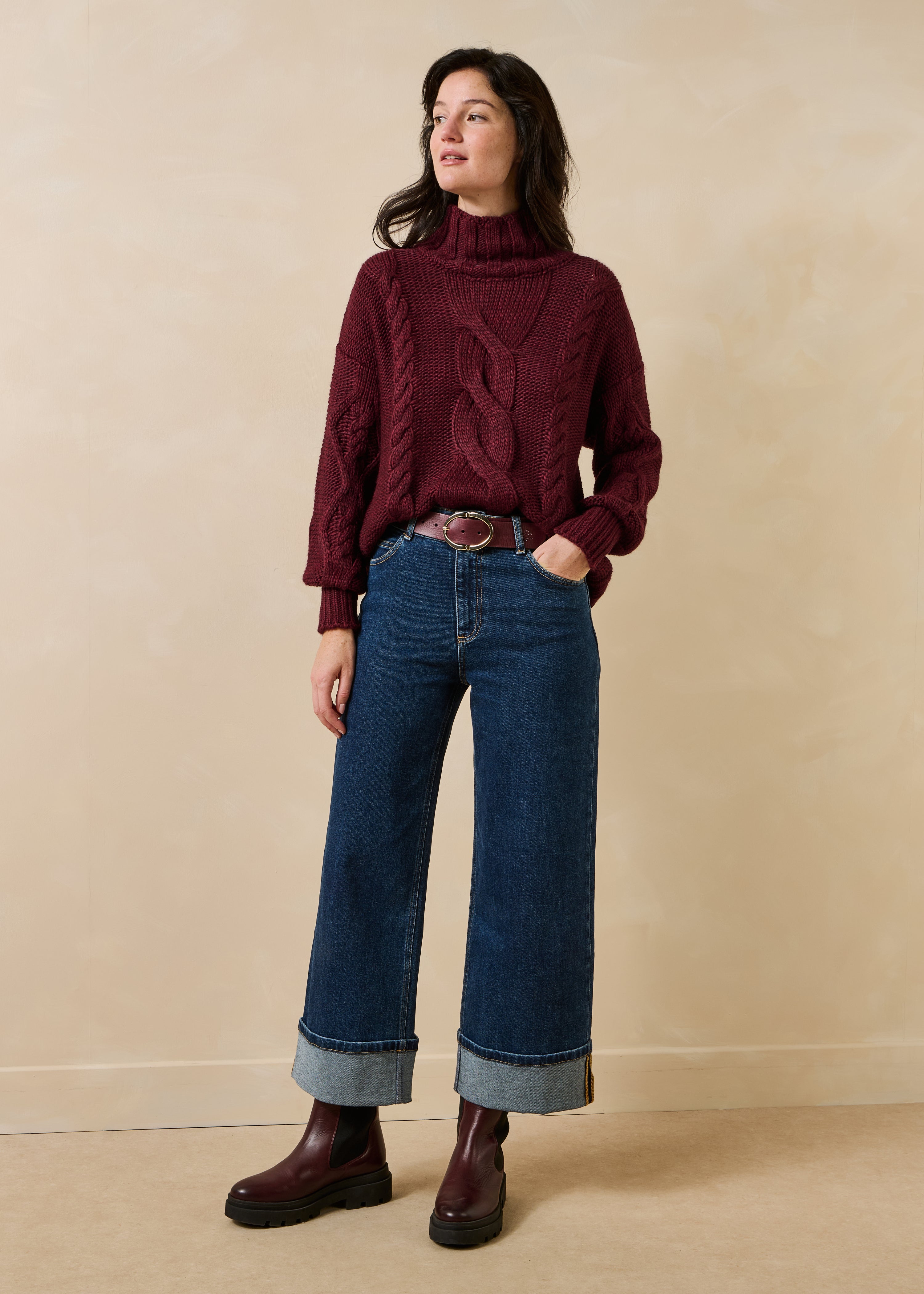 Bordeauxfarbener Pullover mit langen Ärmeln und Stehkragen