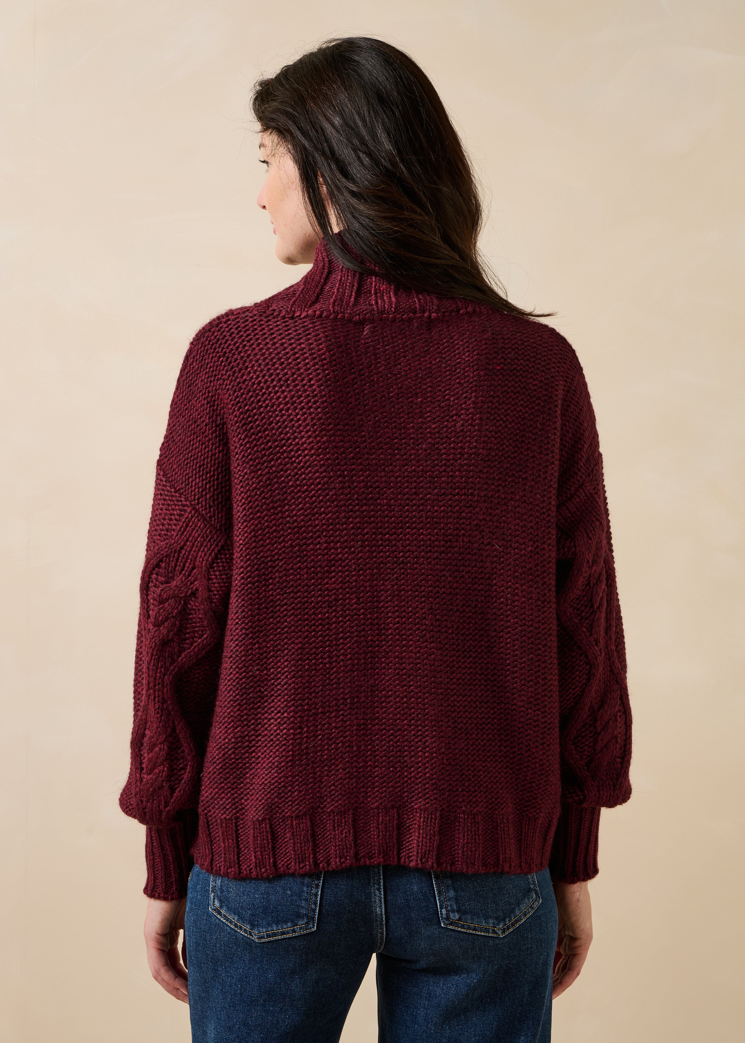 Bordeauxfarbener Pullover mit langen Ärmeln und Stehkragen