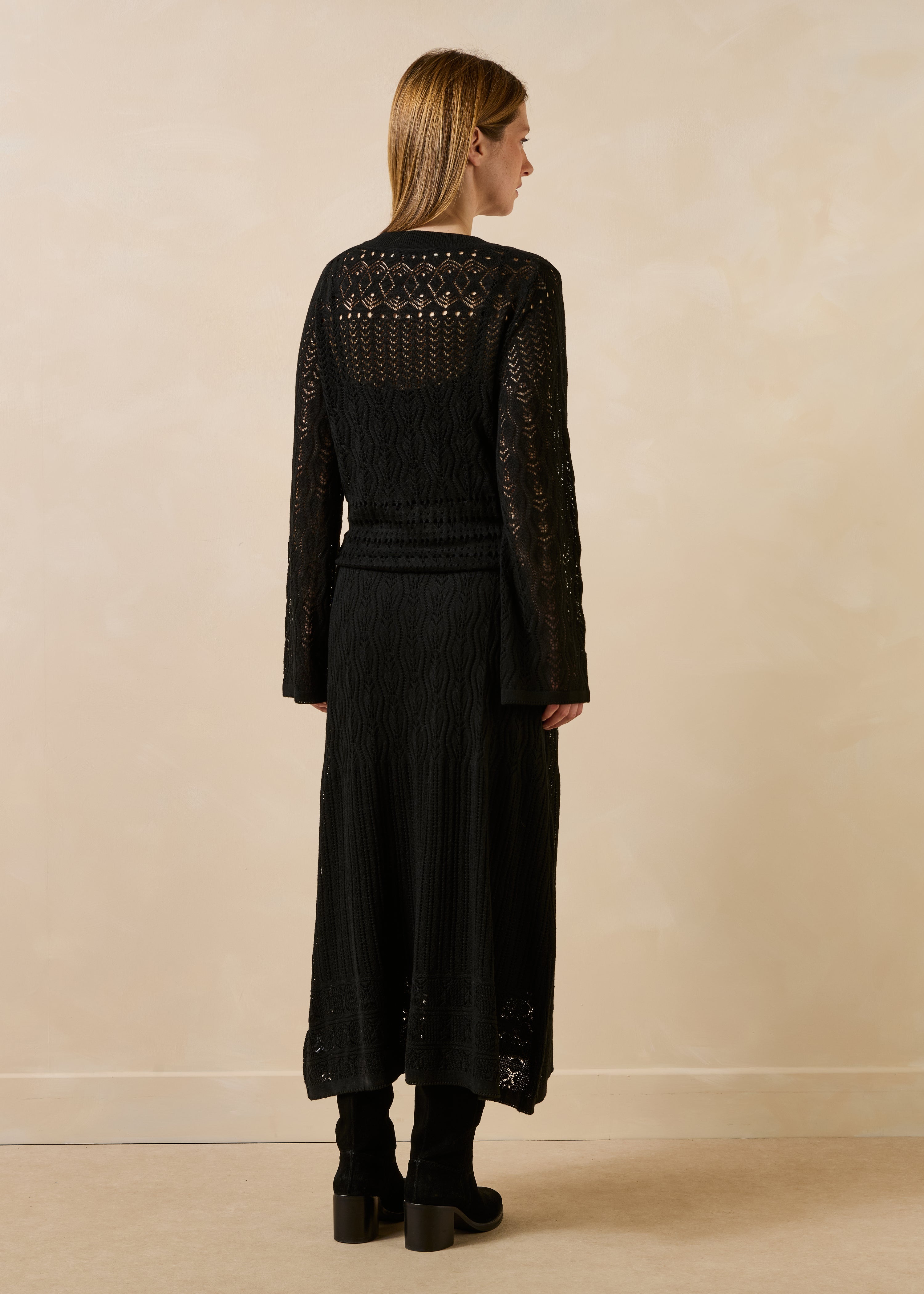 Schwarzes, figurbetontes Kleid aus durchbrochenem Strick mit langen Ärmeln