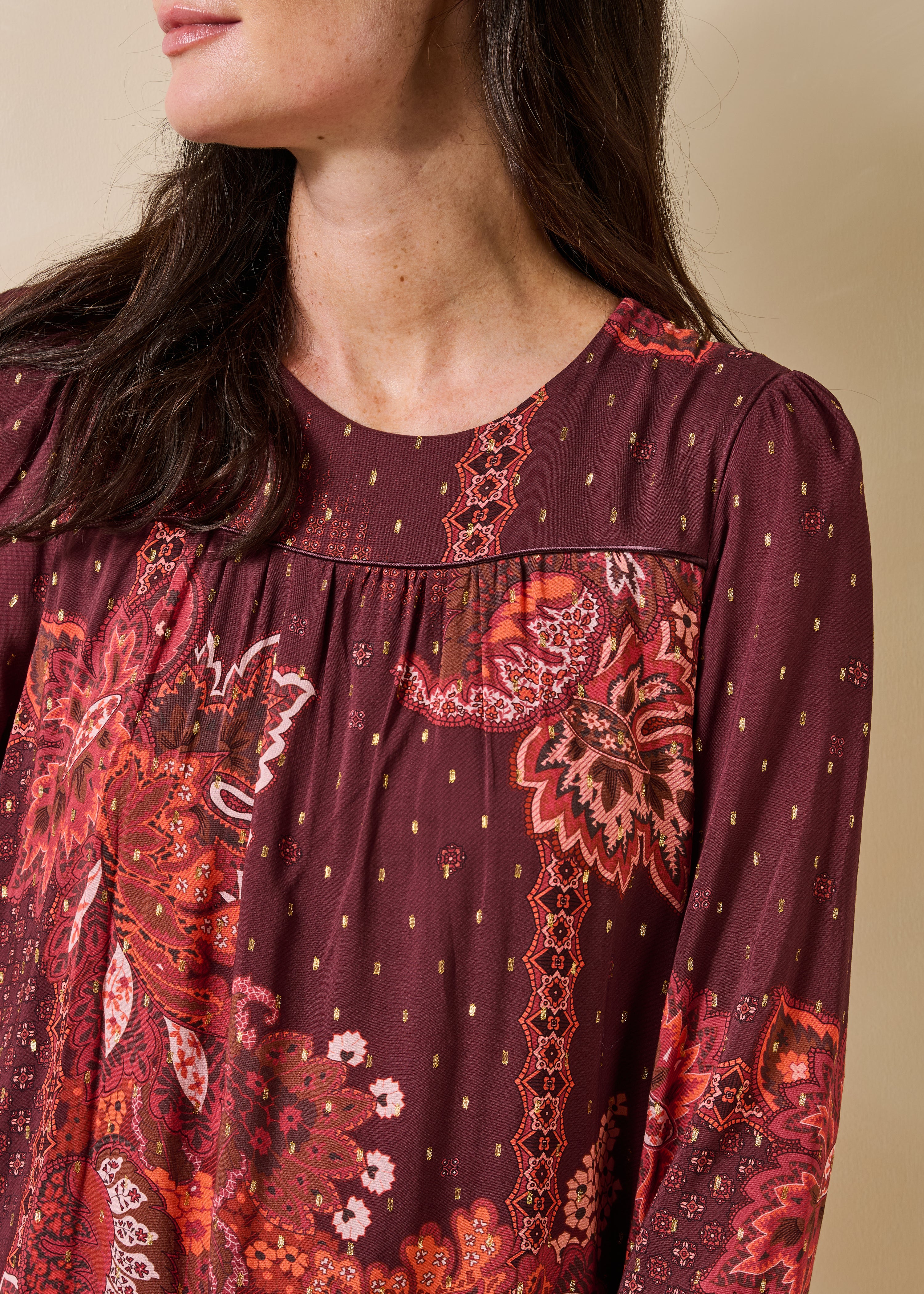Vestido vermelho de mangas compridas com decote redondo e estampado