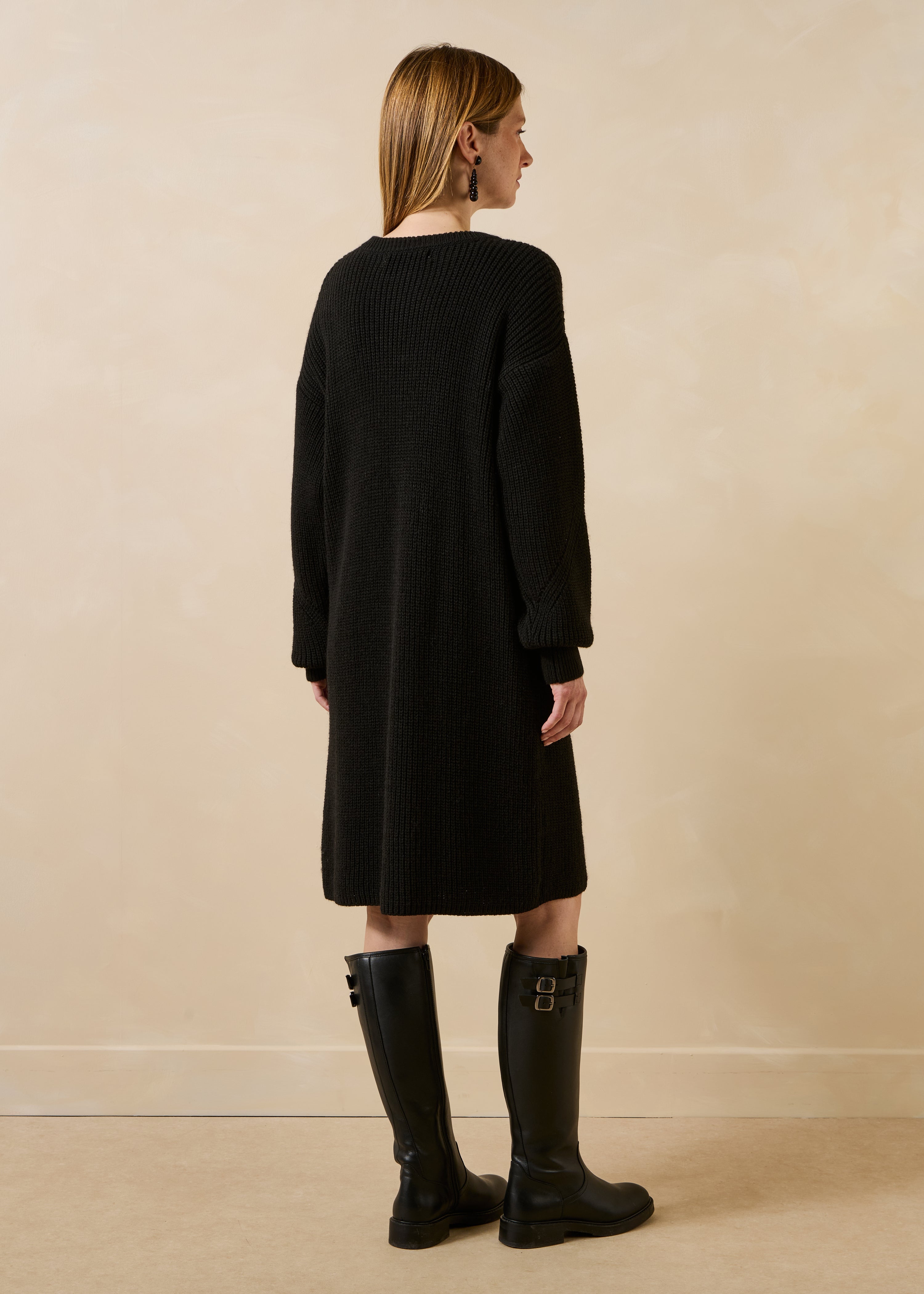 Vestido corto negro de punto con cuello redondo