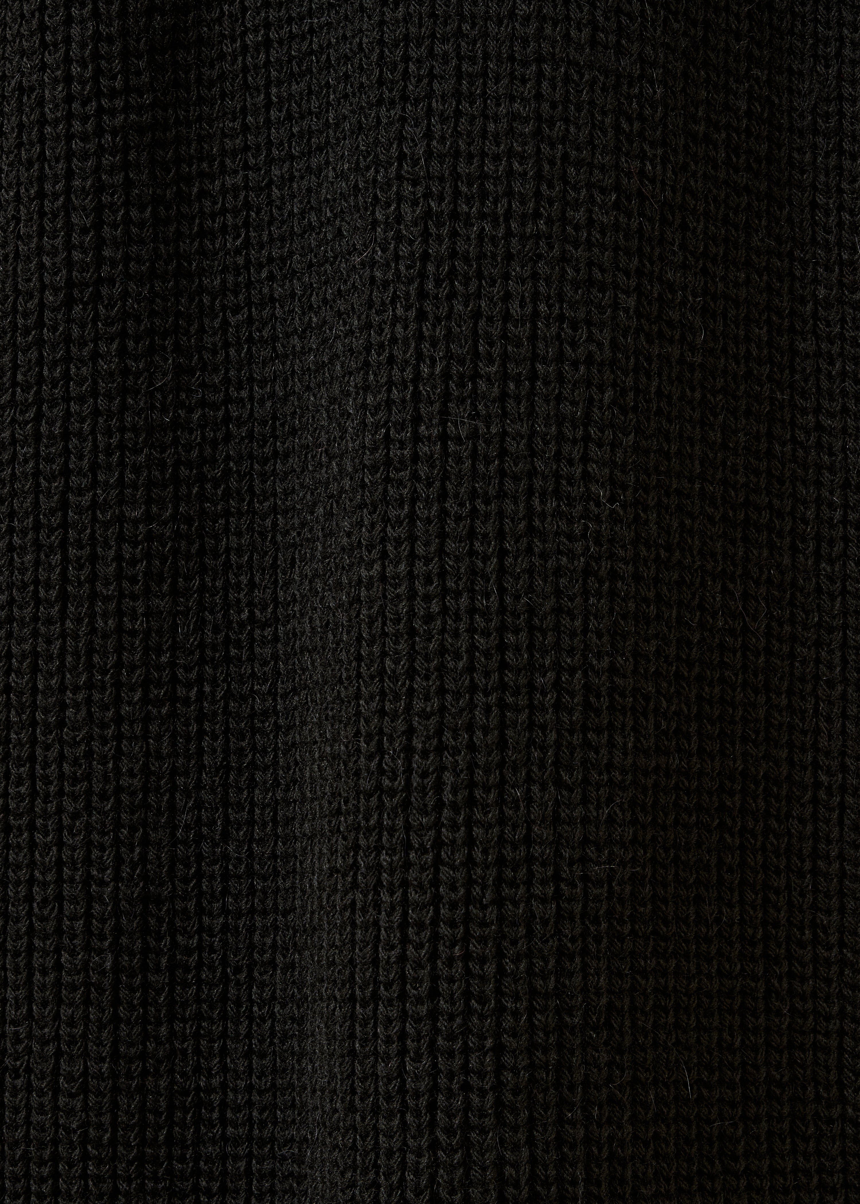 Vestido corto negro de punto con cuello redondo