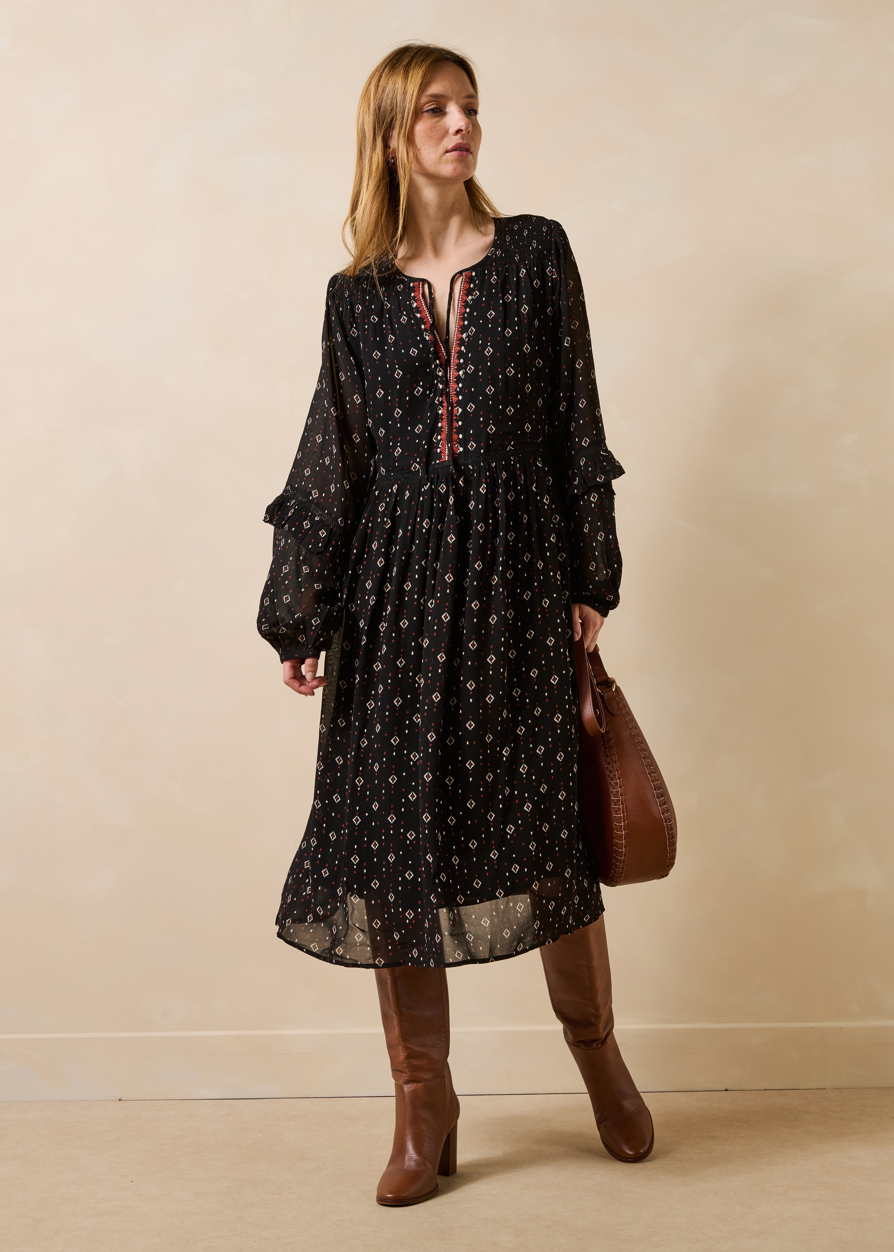 Robe midi noire en voile imprimé manches longues
